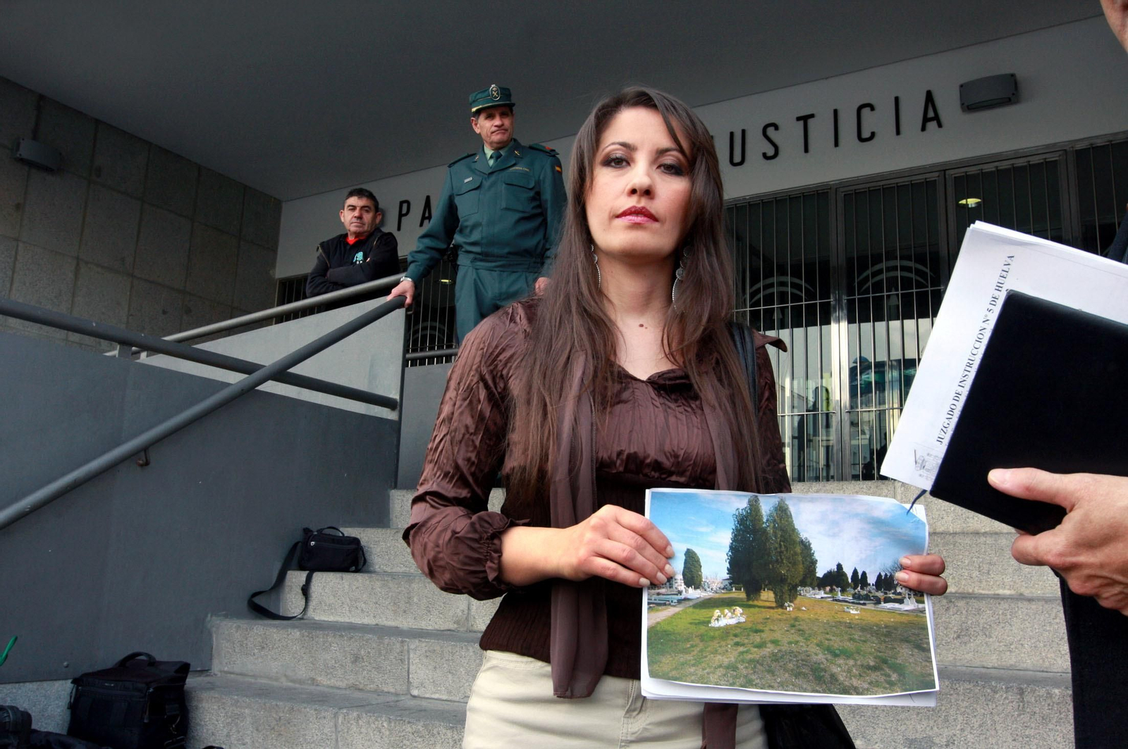 Esperanza Ornedo ante el Palacio de Justicia de Huelva.