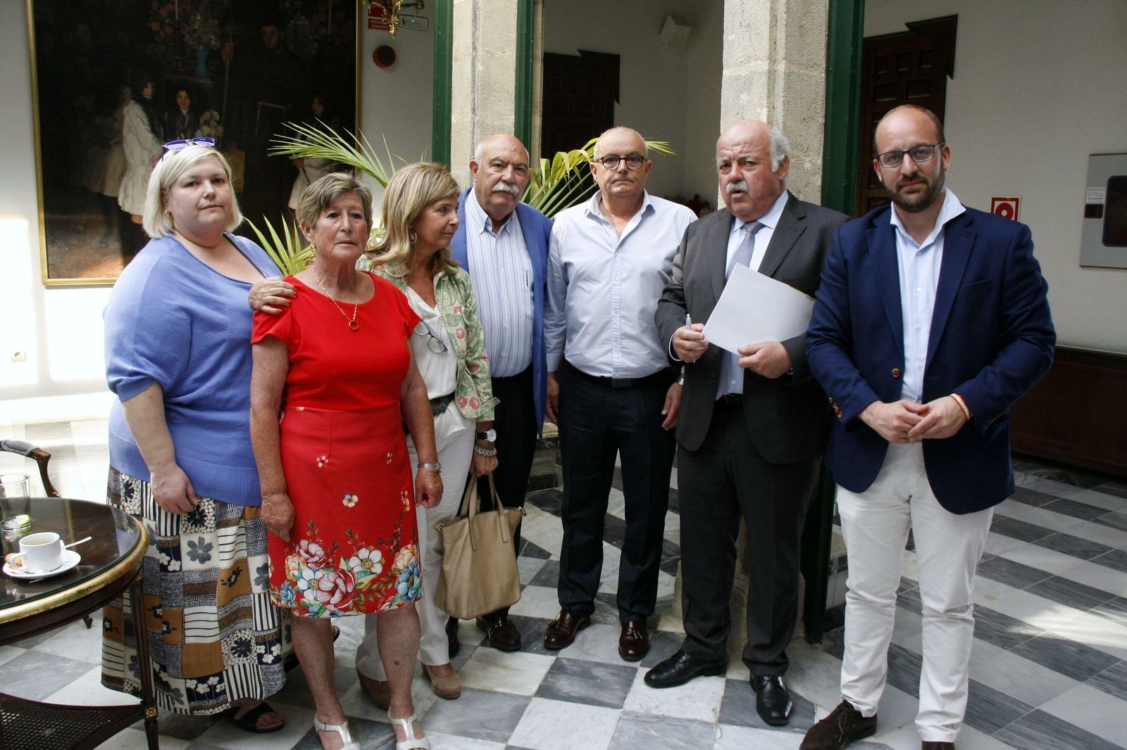 El consejero de Salud, Jesús Aguirre, esta tarde con representantes vecinales y el candidato del PP, Germán Beardo.