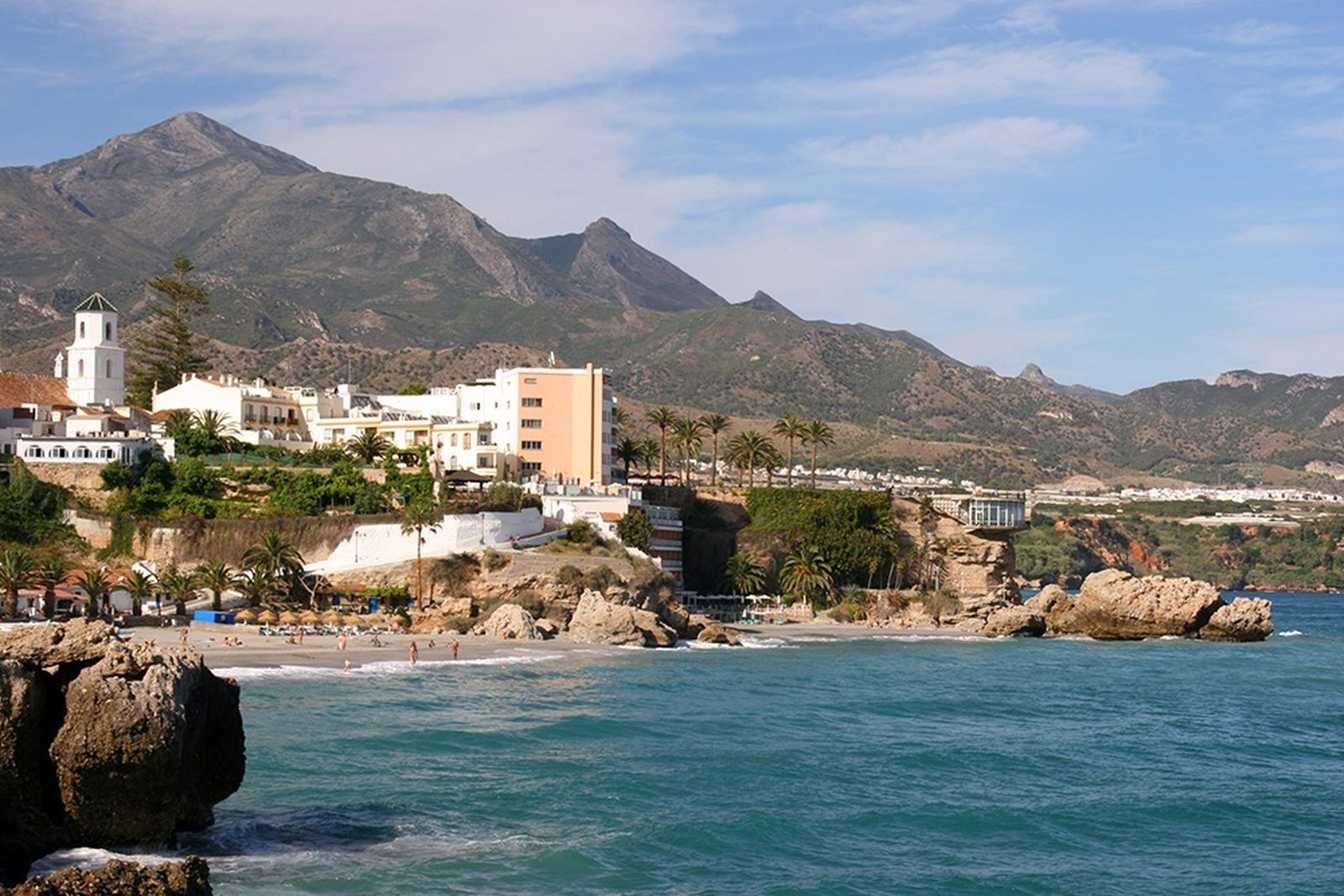 Panorámica de la playa de La Caletilla y el Salón, en Nerja.