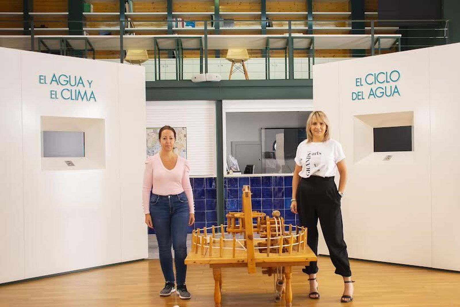 Tonibel Sánchez, concejala de Turismo, y Cristina Gaitán, informadora de la Oficina de la Villa