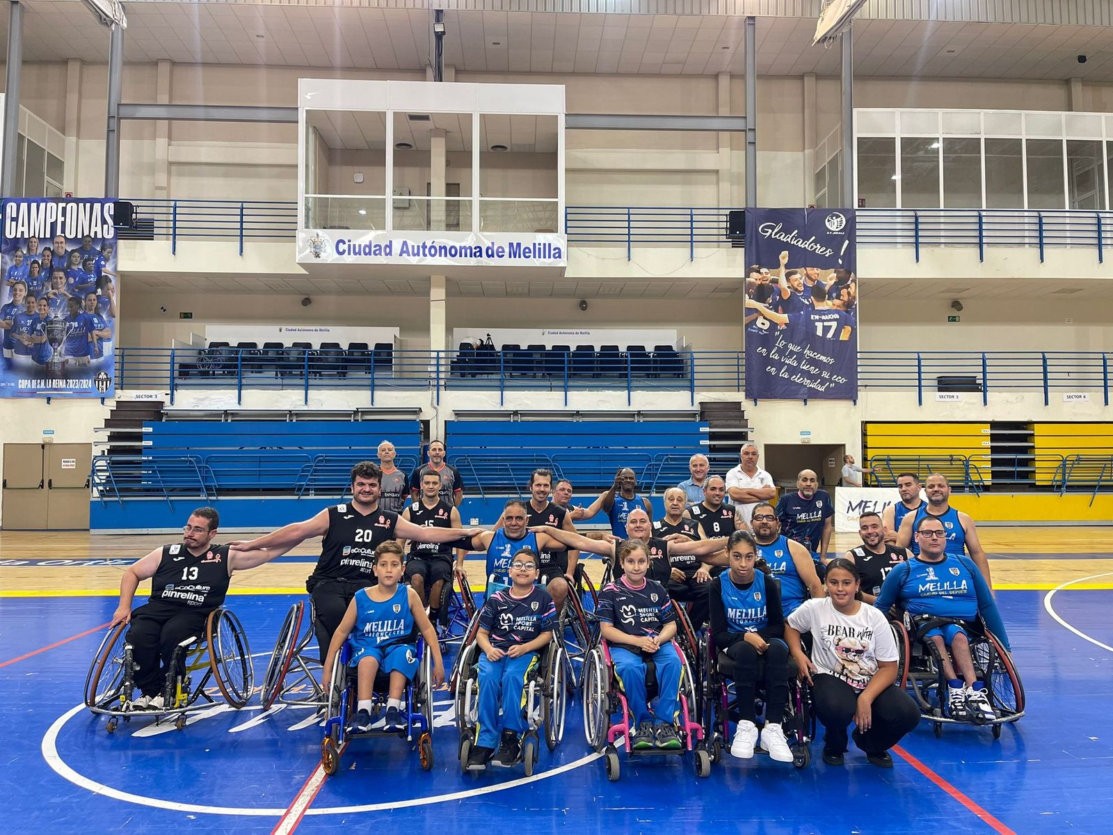 Los jugadores de ambos equipos posan antes del comienzo del encuentro que les enfrentó en el Pabellón Javier Imbroda.