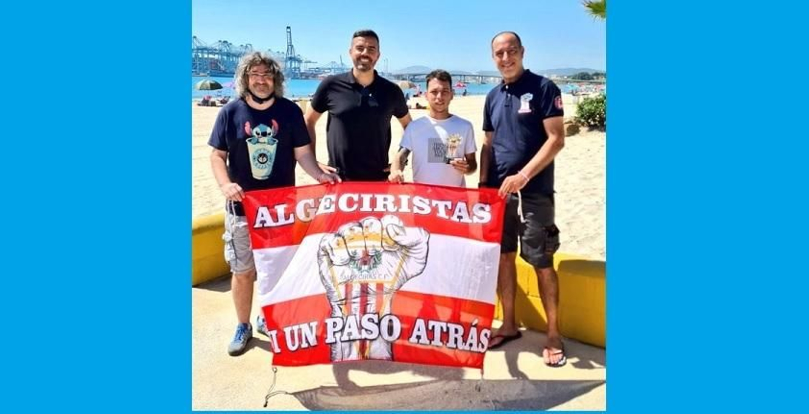 Álvaro Romero, con tres peñistas de los Estibadores.