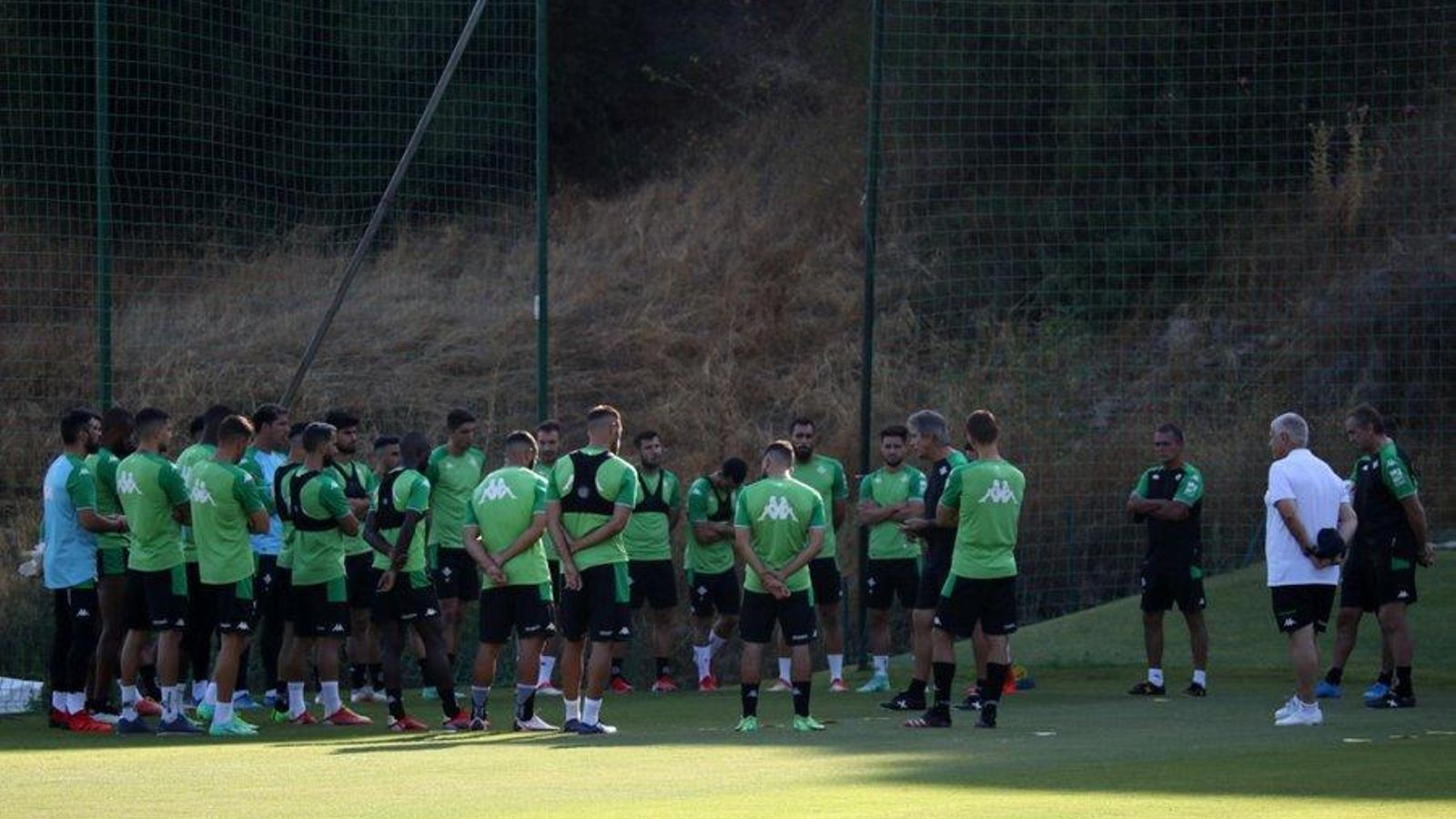 Pellegrini dialoga con sus jugadores en un entrenamiento en Marbella.