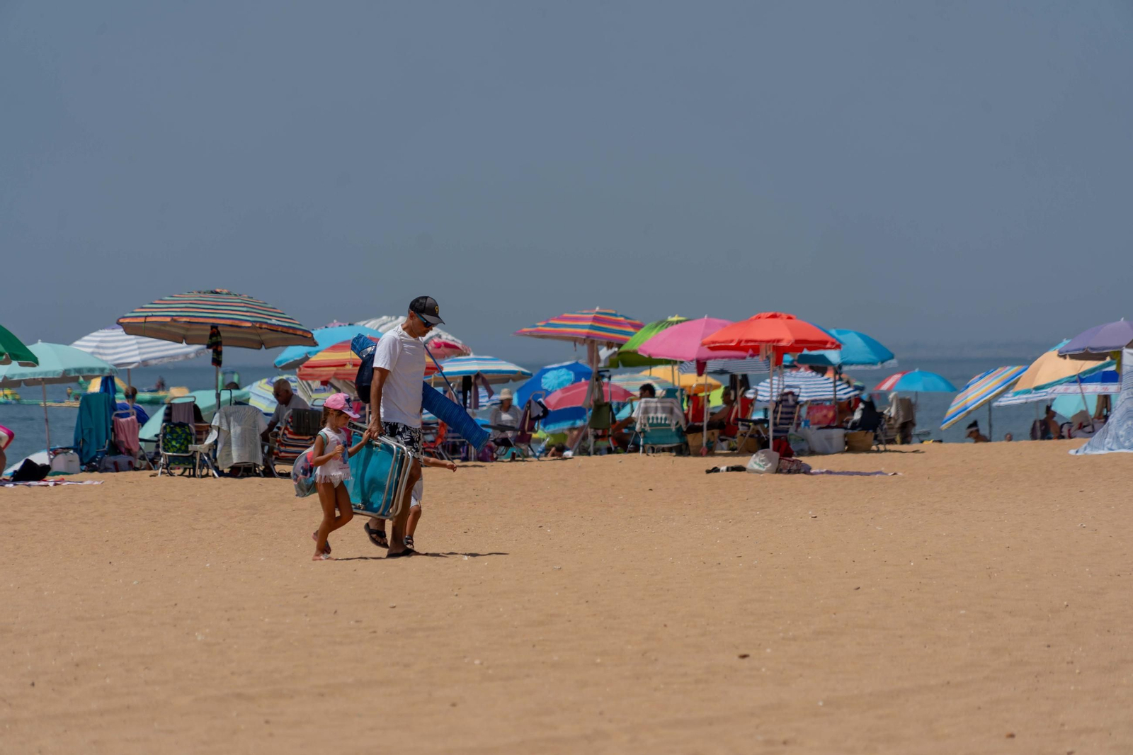 Imágenes de la mañana en las playas de Punta Umbría marcadas por la alerta roja