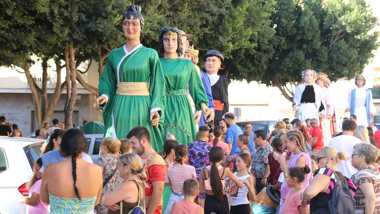 Vecinos disfrutando de la Diana de gigantes y cabezudos