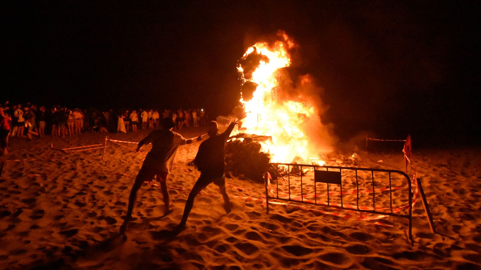 Fotos de la hoguera de San Juan en La Línea