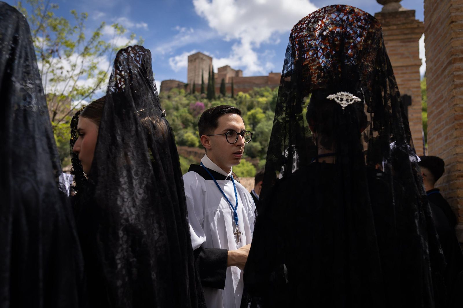 Así vivió Granada la salida de la Hermandad de la Concepción 2025