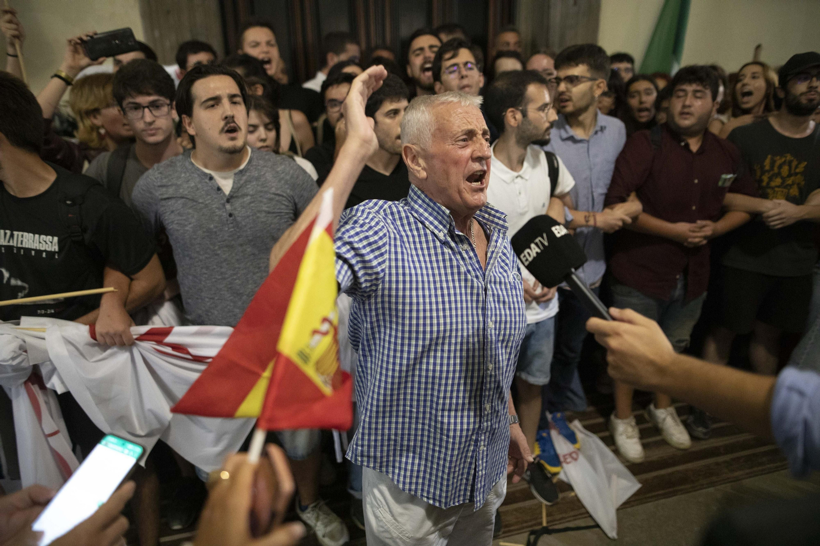 Altercados en la conferencia de Macarena Olona en Granada