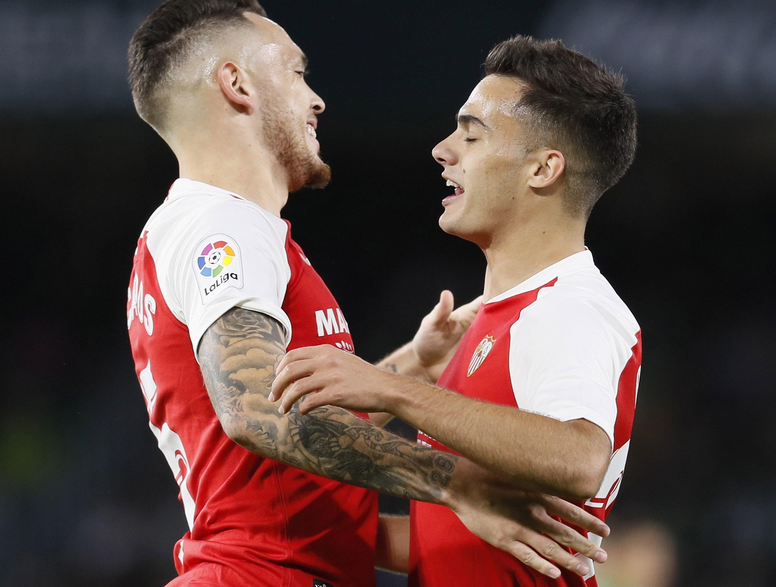 Lucas Ocampos y Sergio Reguilón celebran un gol.