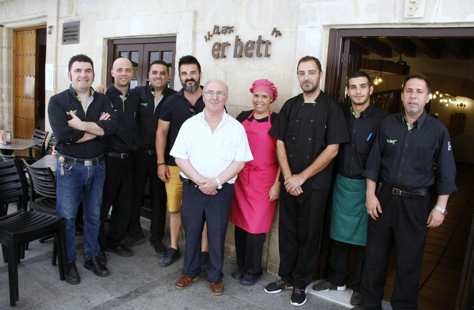 Parte de la plantilla con Pepe Garrido (centro), anterior regente y parte fundamental del negocio durante años.