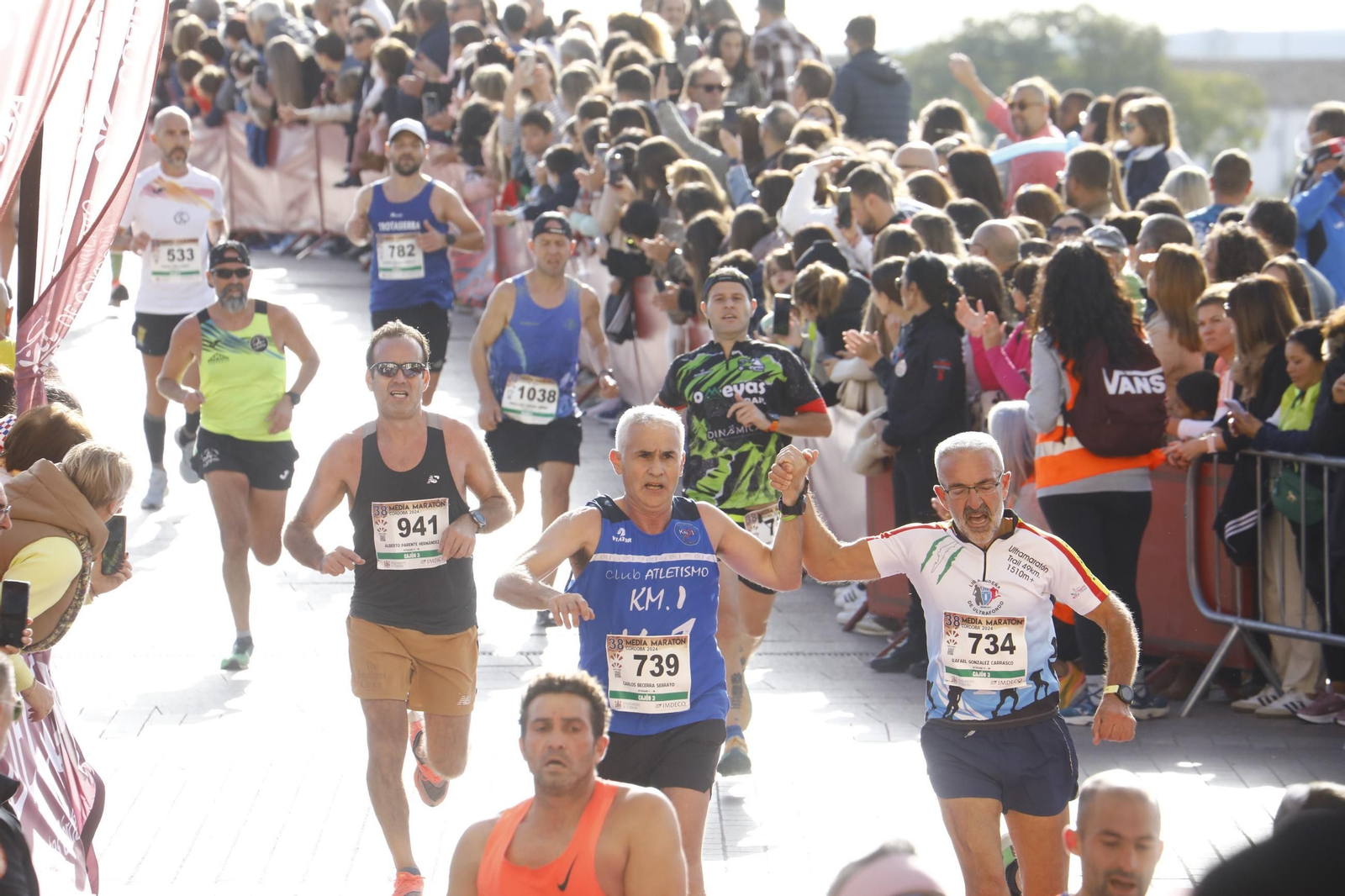 La gloria de cruzar la Puerta del Puente: las fotos de la línea de meta de la Media Maratón de Córdoba 2024