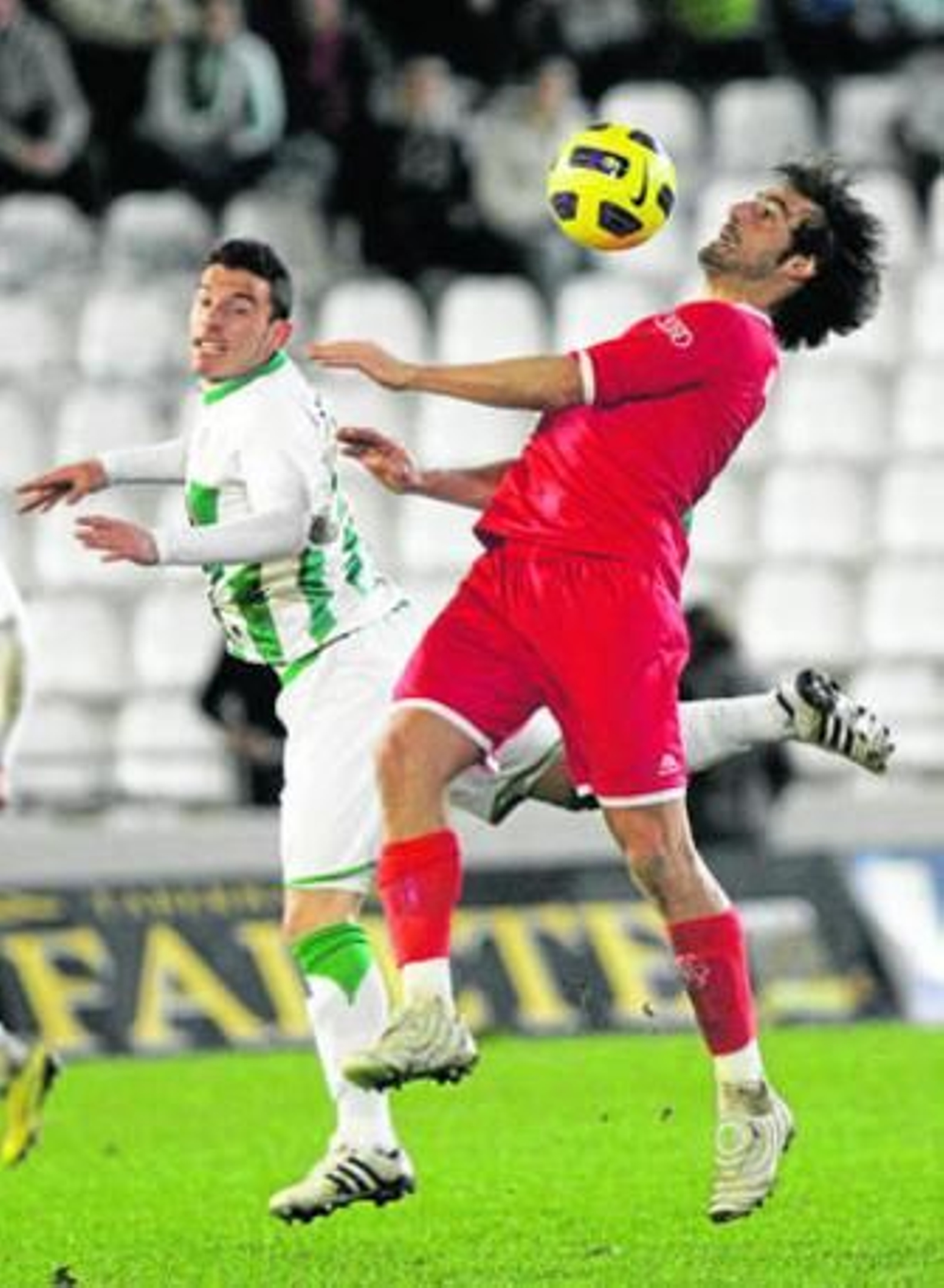 Marcos Márquez controla el balón con el pecho en un salto con Fernández.