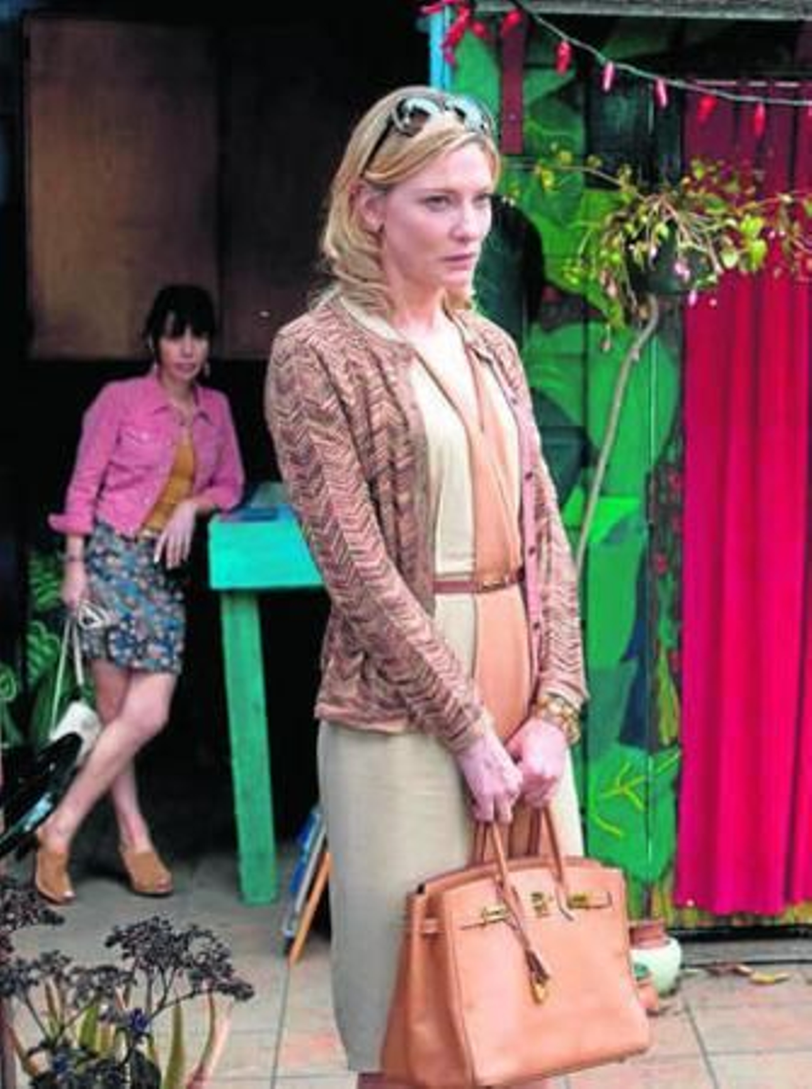 Cate Blanchett y (al fondo) Sally Hawkins, en 'Blue Jasmine'.