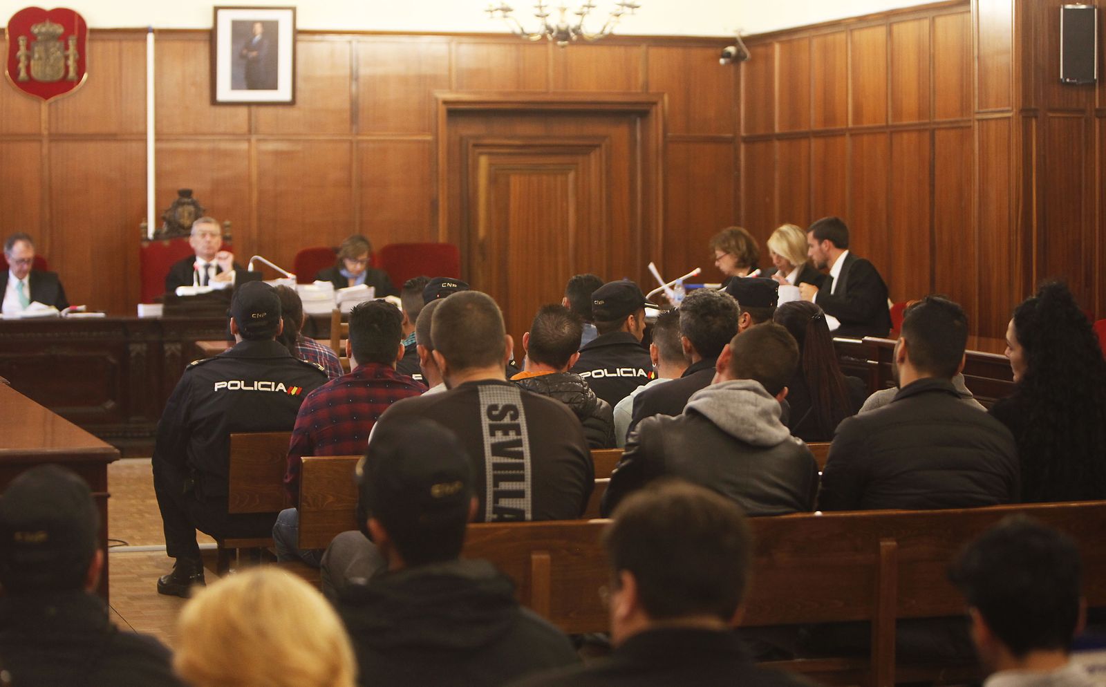 Varios integrantes del clan de los Perla, durante el juicio celebrado en 2016 en la Audiencia de Sevilla por la muerte de una niña en las Tres Mil.