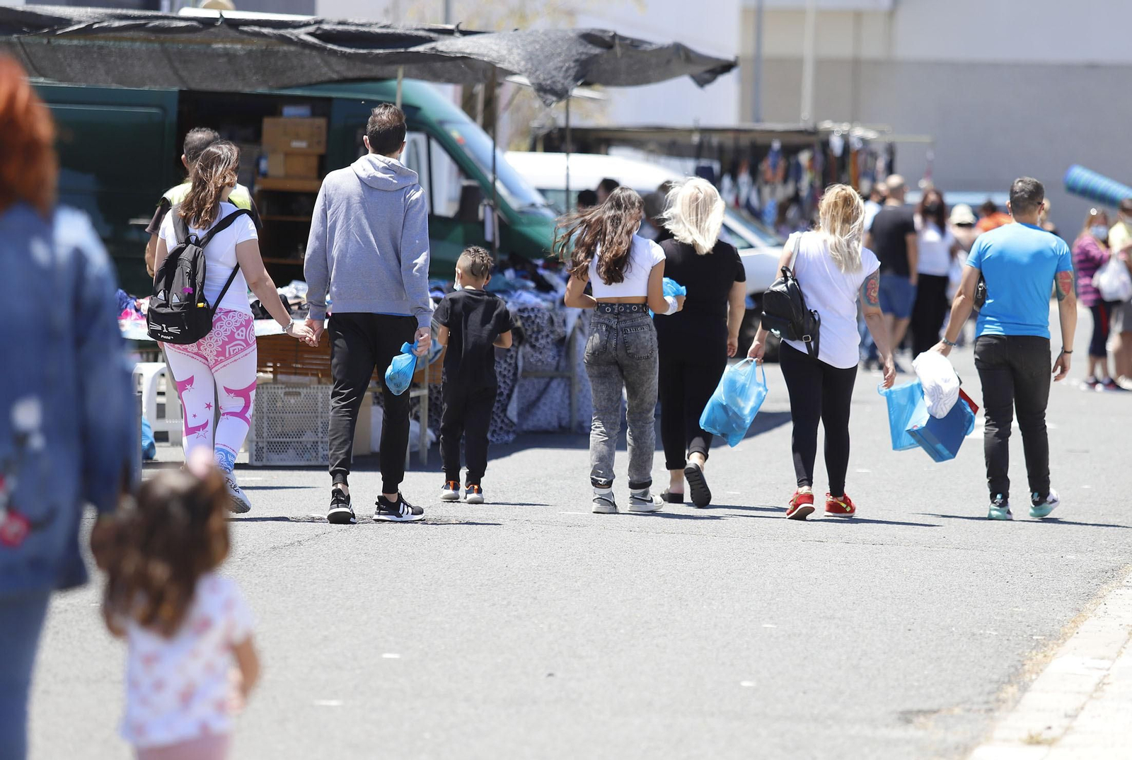 Ambiente de una de las calles del nuevo mercadillo el pasado domingo