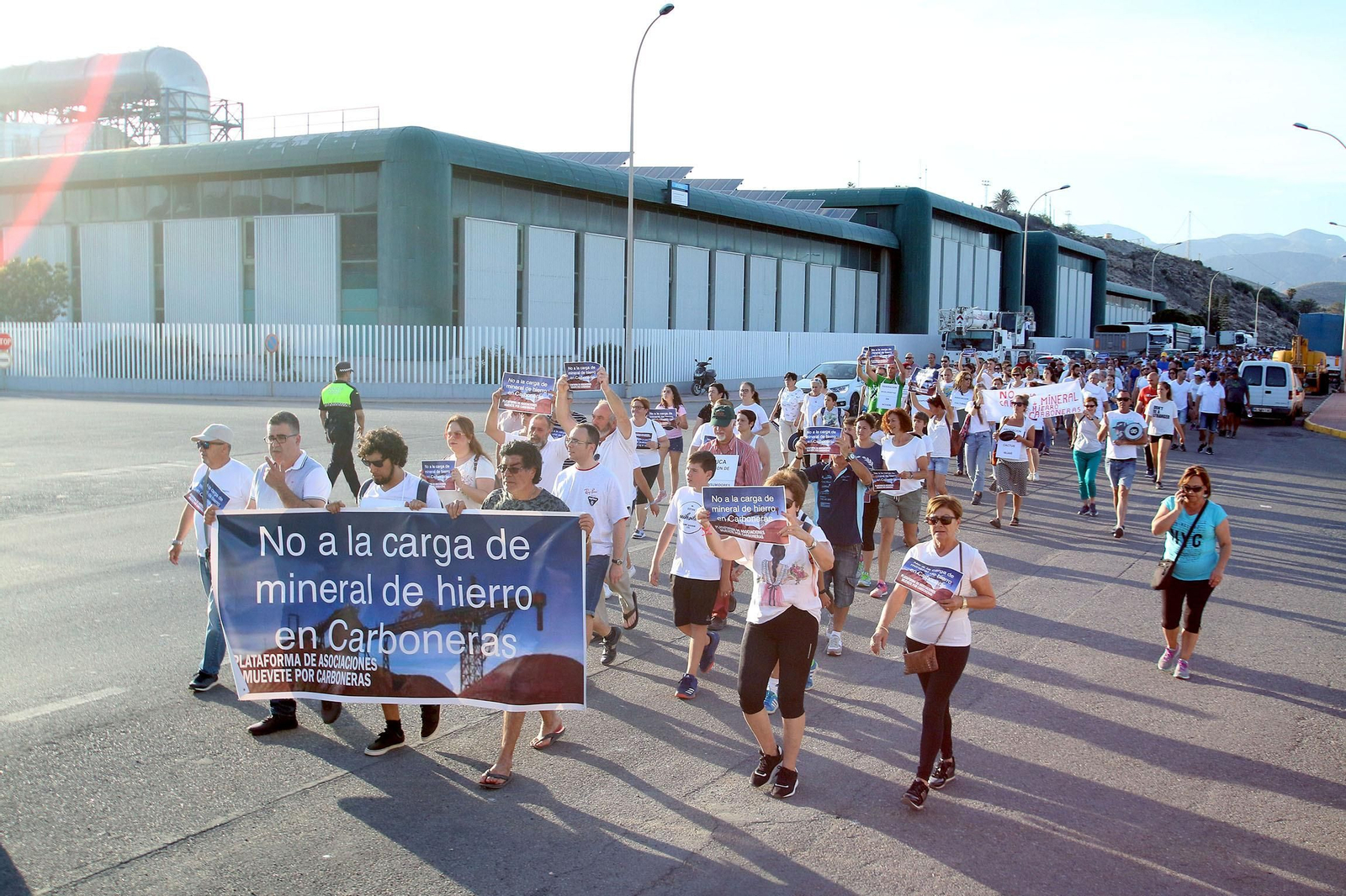 Fotogalería de la marcha contra la carga de mineral de hierro en Carboneras