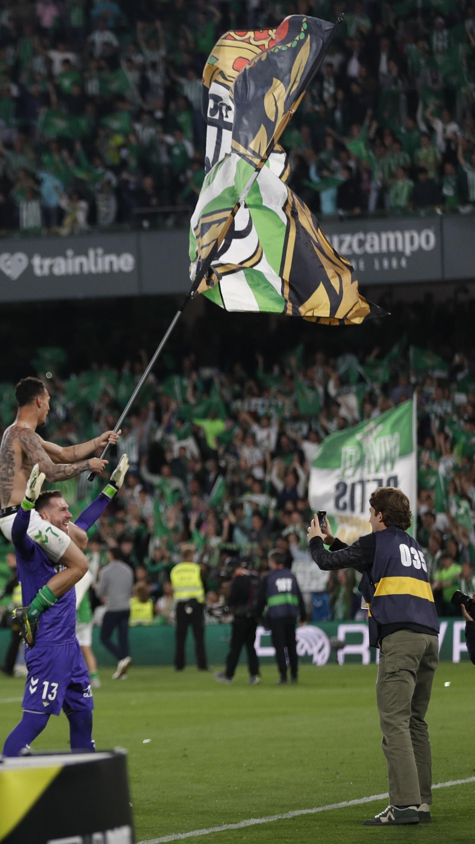 Antony enarbola la bandera del Betis a hombros de Adrián.