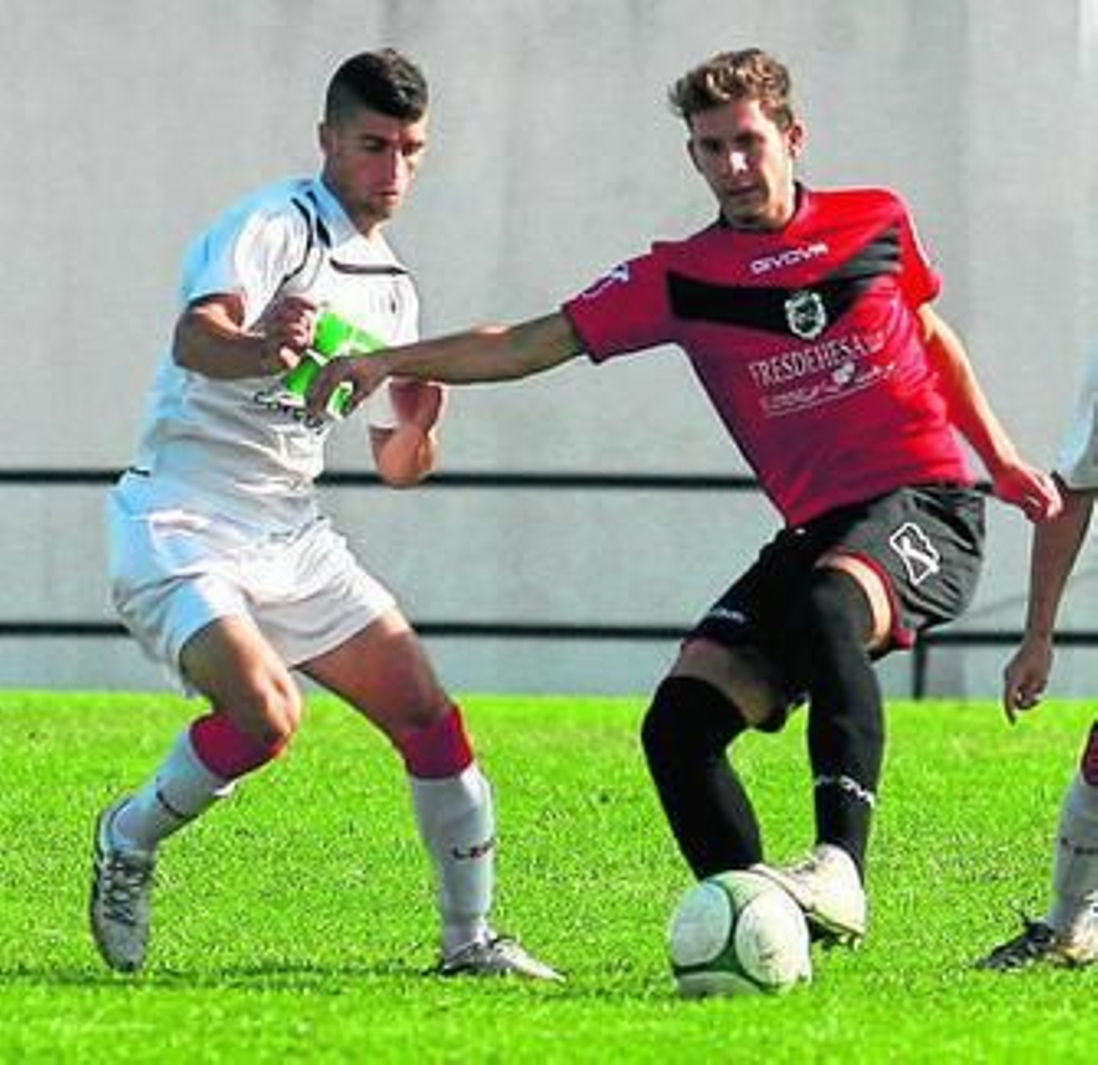 José Mari pisa la pelota en un encuentro de esta campaña.