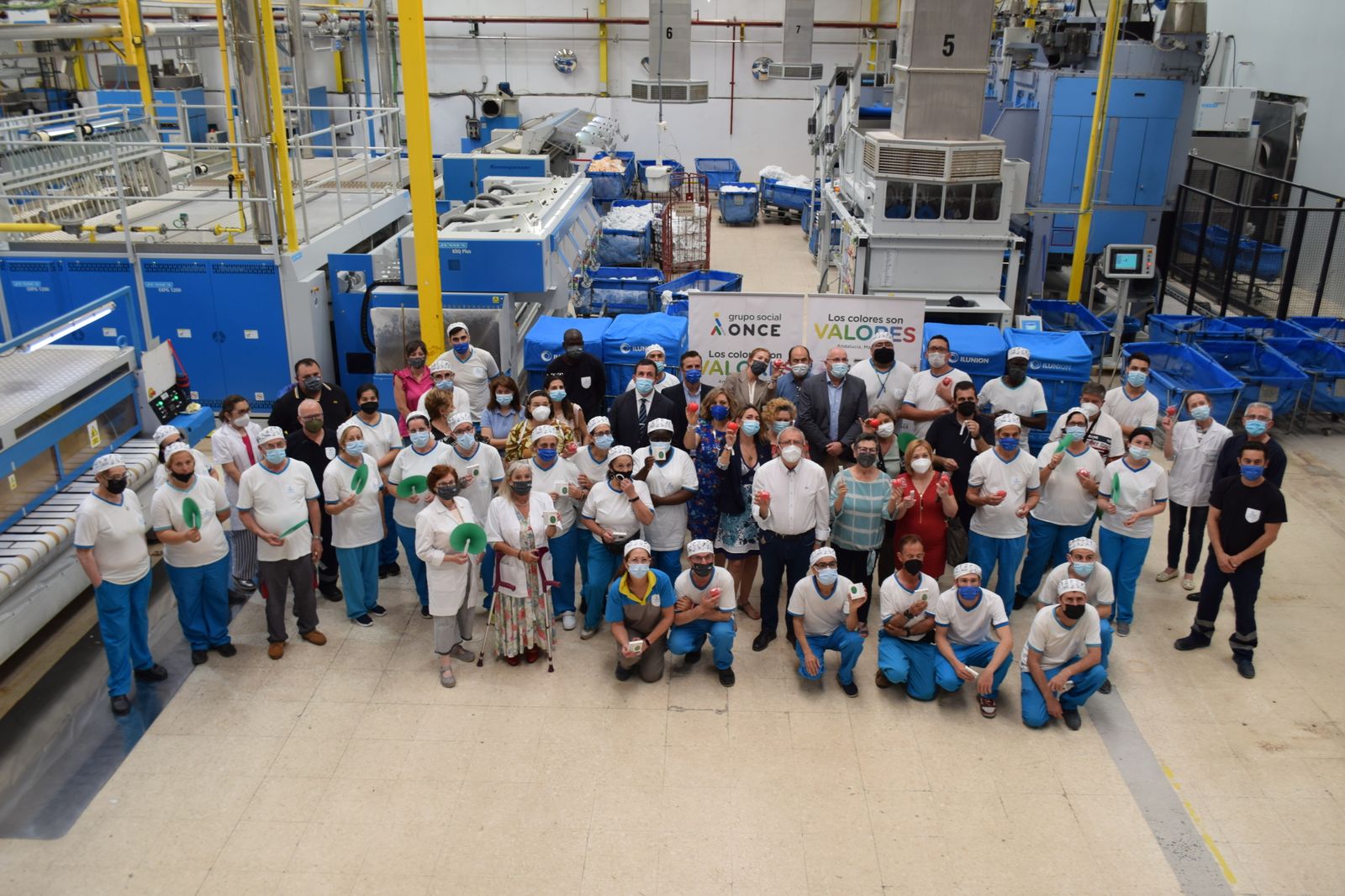 Foto de familia de la lavandería Ilunion.