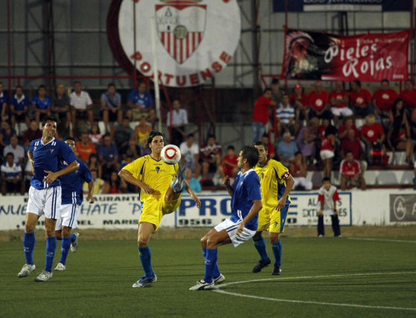 Lolo Armario y Fran Cortés dirigieron un centro del campo que no carburó. 

Foto: Fito Carreto