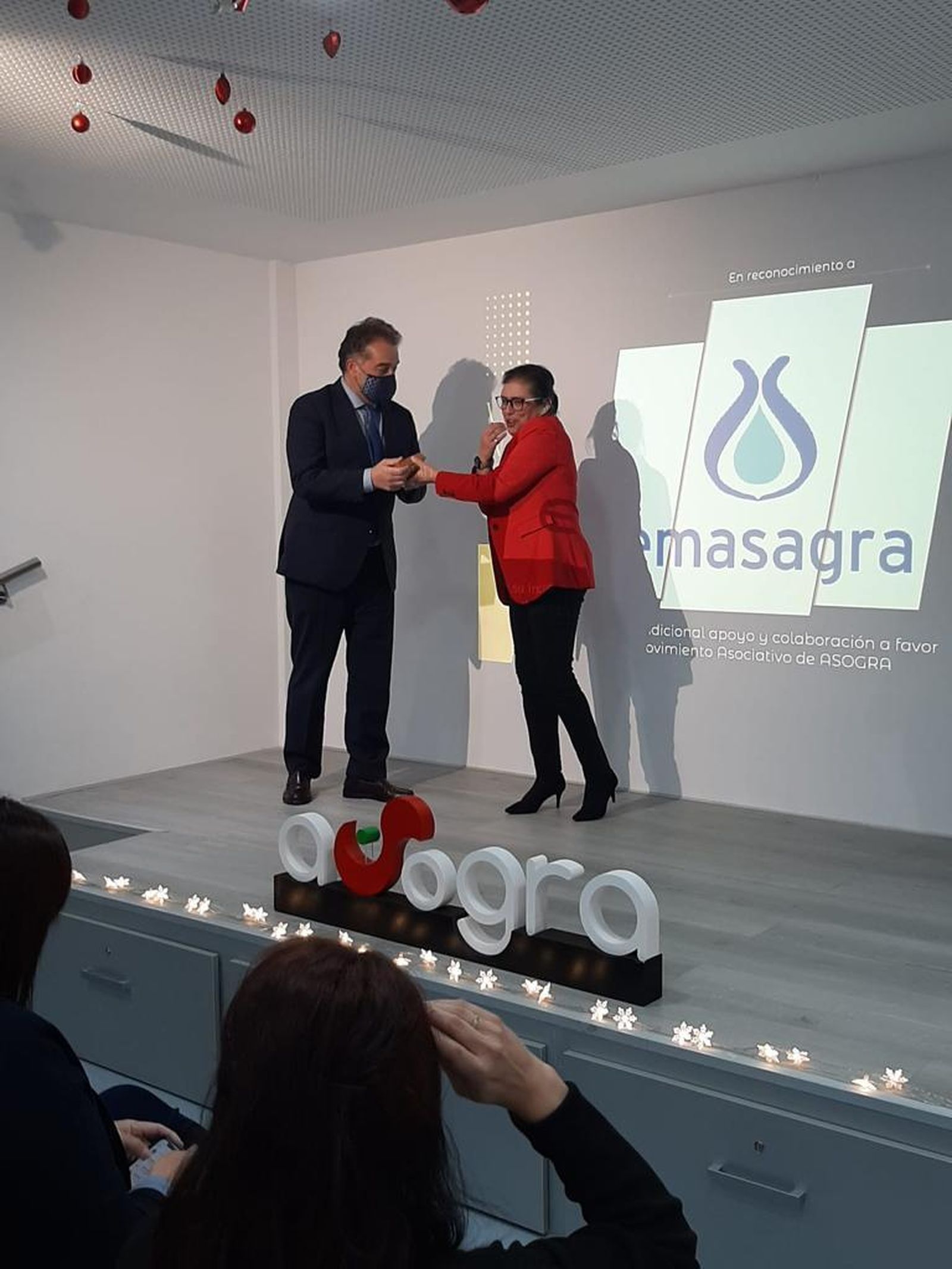 Asogra distingue a Emasagra por su "incondicional apoyo" a las personas sordas