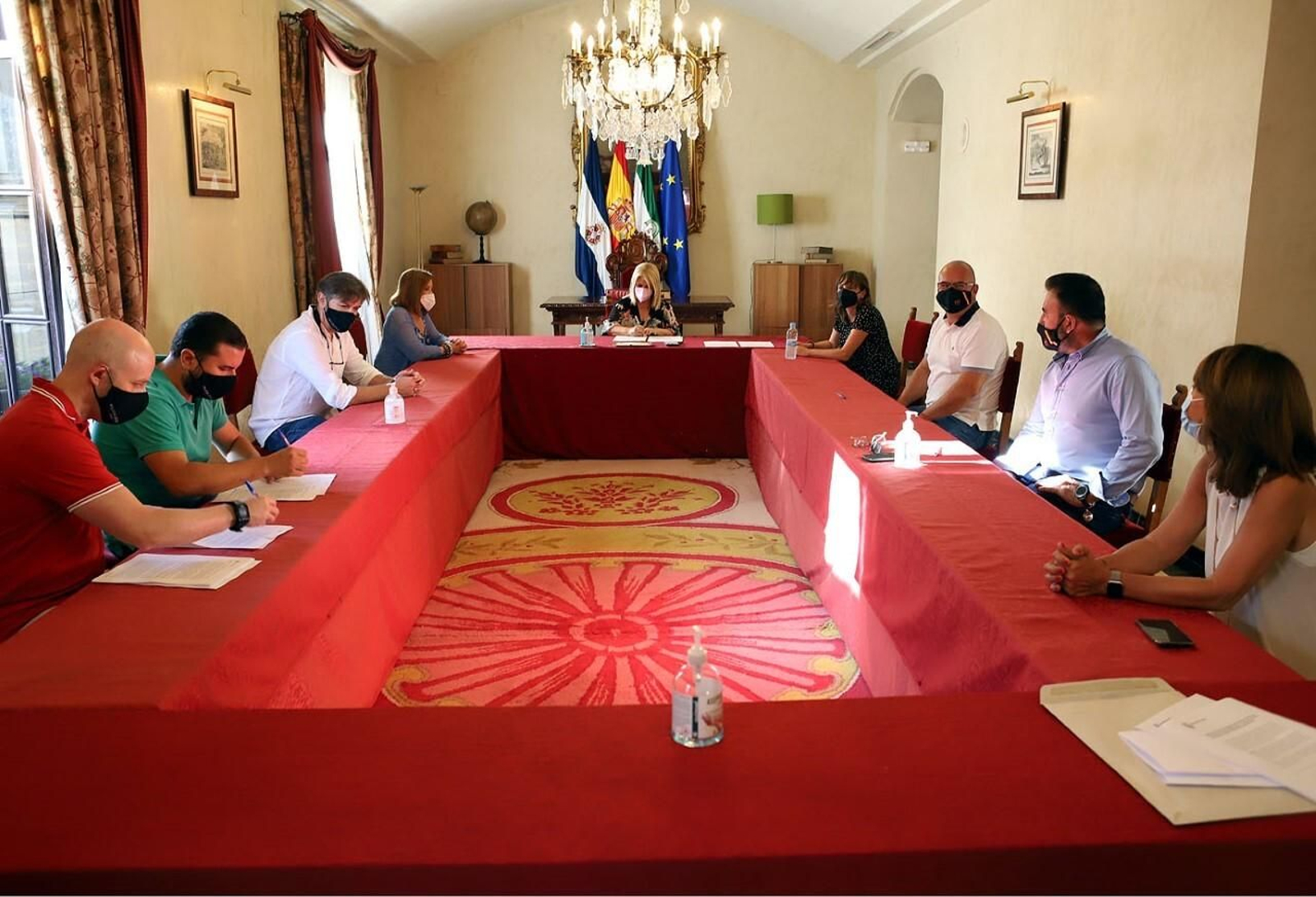 Mamen Sánchez y Laura Álvarez, ayer con los miembros de la Junta de Personal durante la firma del acuerdo.