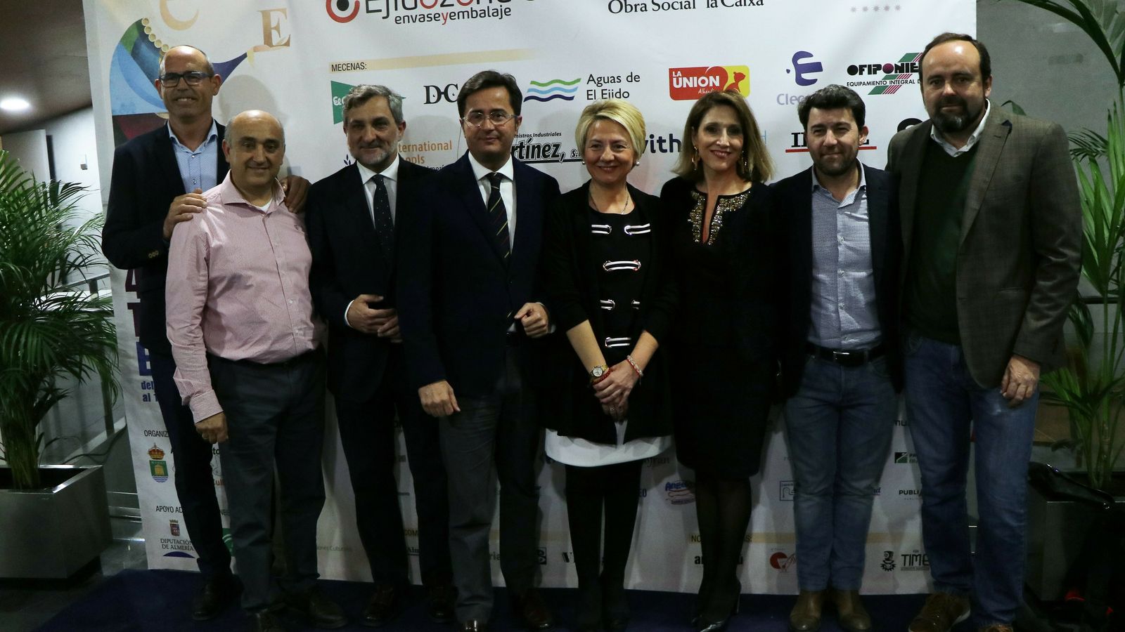 El alcalde junto a distintos responsables de esta cita teatral.