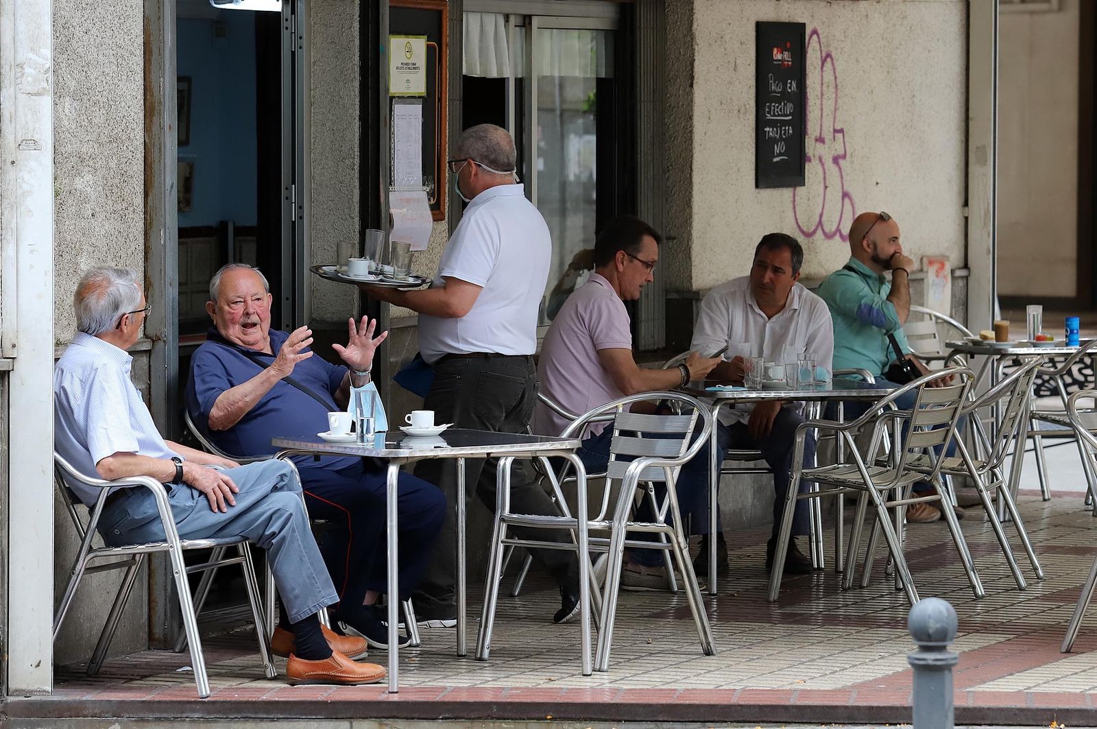 Terraza de una cafetería en la capital onubense.