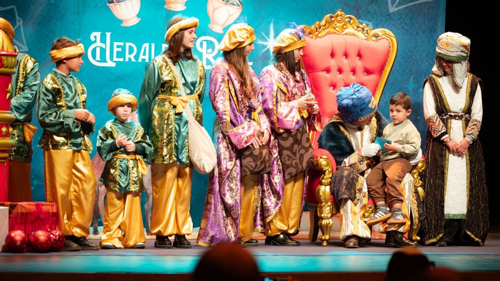 Los niños de Trigueros entregaron sus peticiones al cartero real.