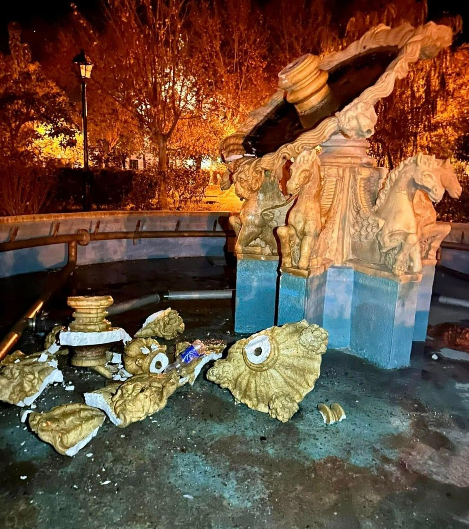 Fuente destrozada en Peñarroya-Pueblonuevo.