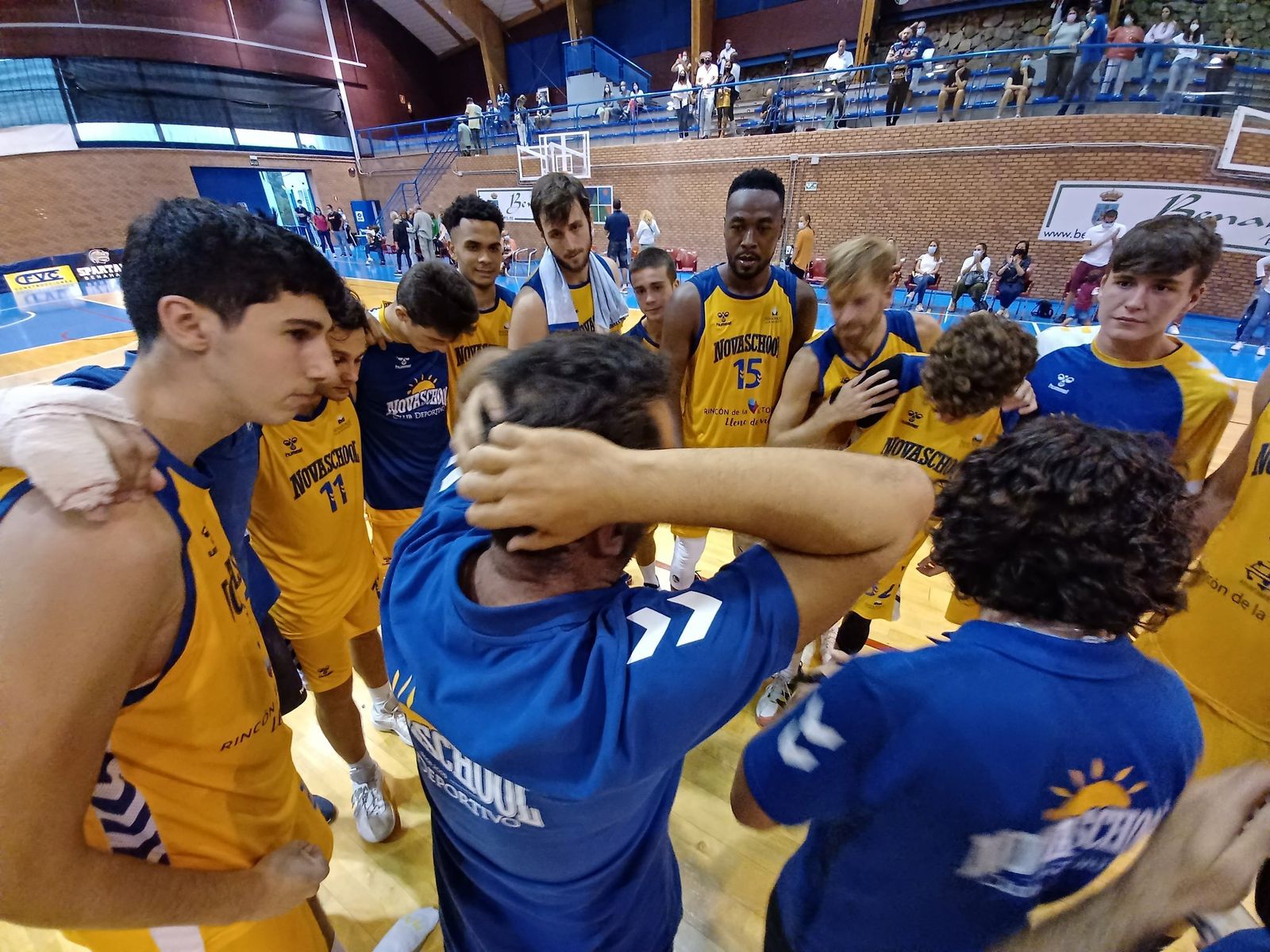 El Novaschool celebra la victoria en la pista del Benahavís.