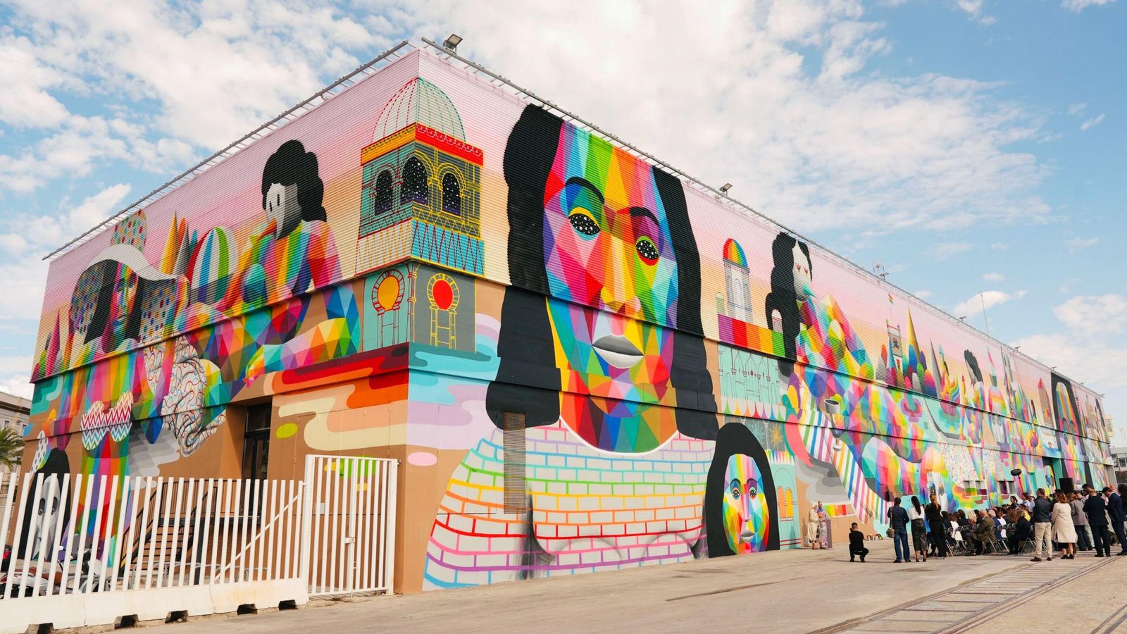 Mural de Okuda San Miguel en el puerto de Cádiz