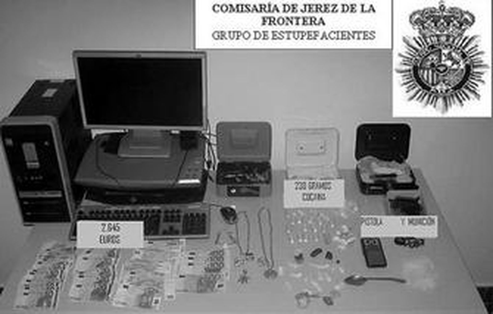 Diversos efectos, como una pistola, y droga intervenida a la red de narcos.