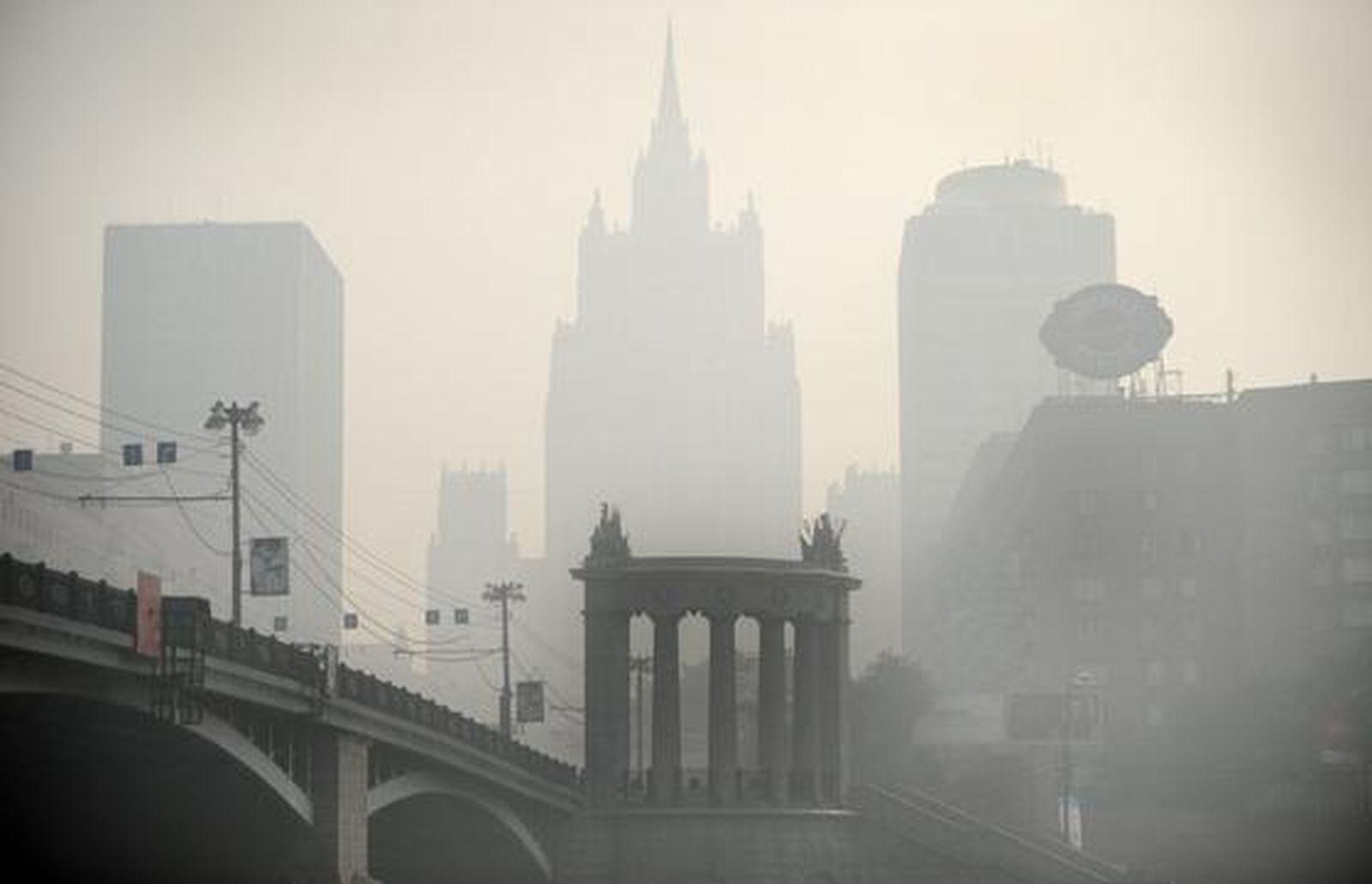 Los edificios apenas se pueden ver en Moscú por la nube de humo y cenizas. / AFP