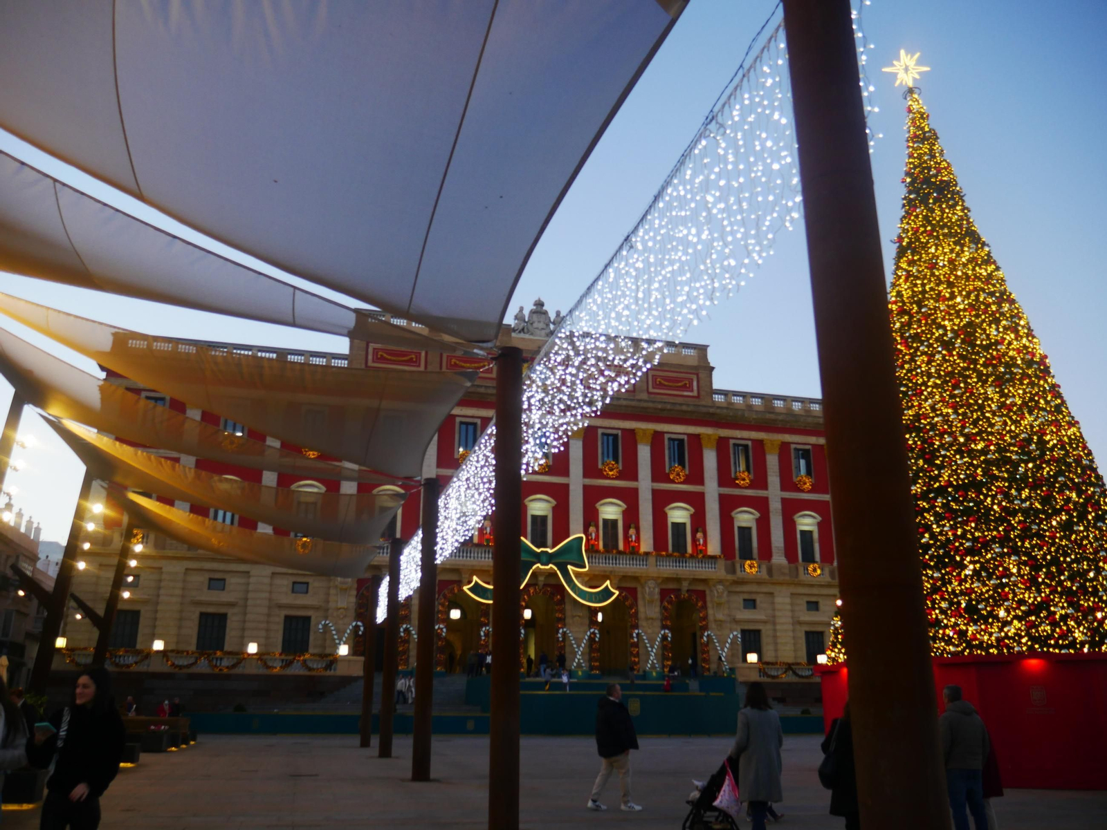 Imagen de la fachada del Ayuntamiento, con su decoración navideña.
