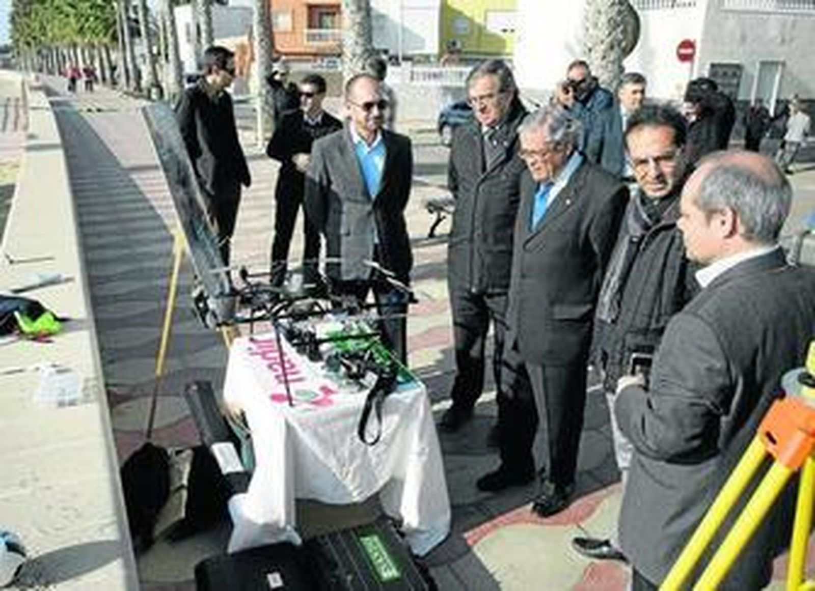 El subdelegado del Gobierno junto a los responsables de la Sando, Navir y la UAL encargados del proyecto.