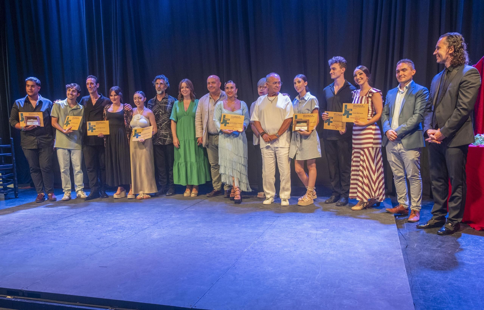 Foto de familia de los ganadores con el jurado y el diputado