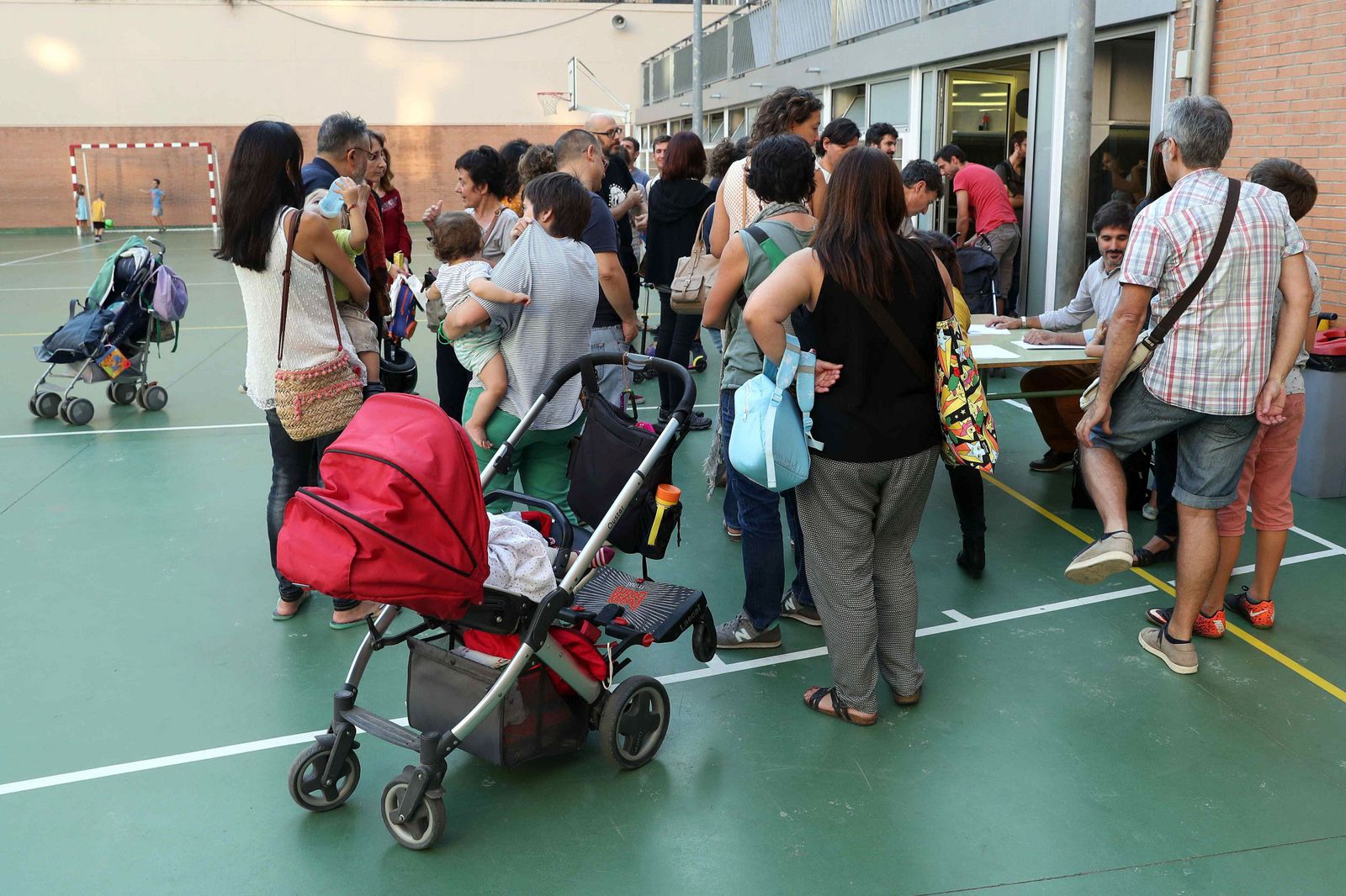 Varios padres en  el interior de un colegio de Barcelona para evitar el precinto.
