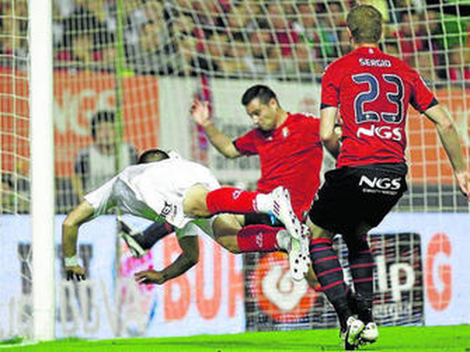 Negredo se lanza en plancha para marcar el segundo gol sevillista.