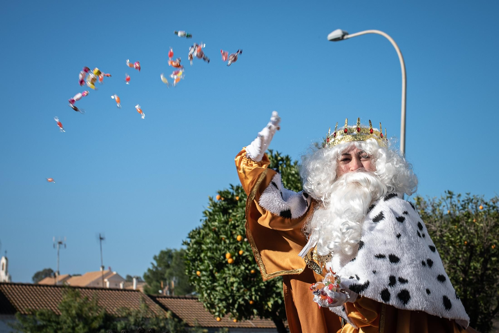 Los Reyes Magos traen la ilusión a los barrios de Huelva, en imágenes