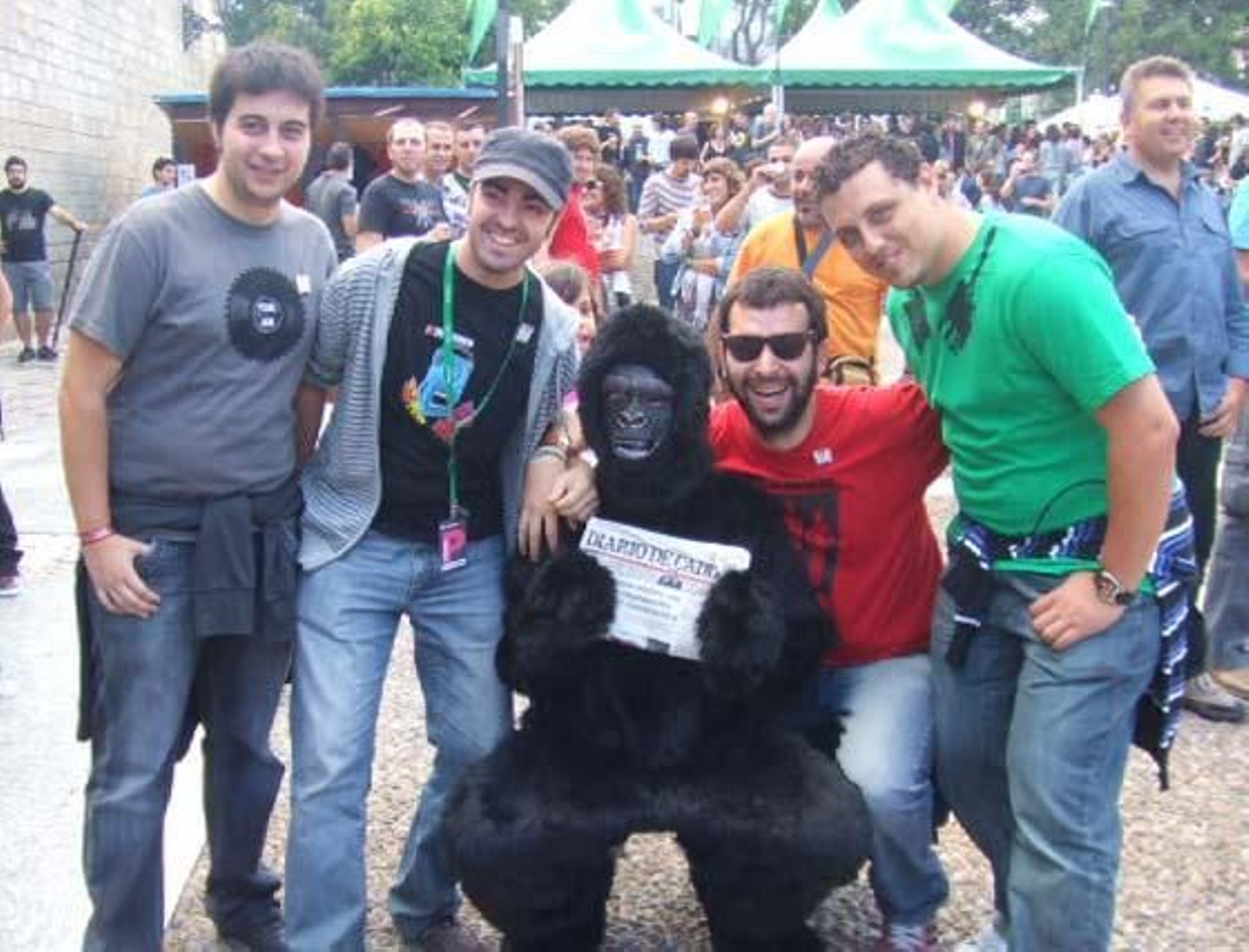 Iba para hombre, pero se quedó en mono. Eso sí, un mono muy leído, que va con su Diario a todas partes. Si te encontraste con nuestro particular monkey el sábado, búscate en esta galería. 

Foto: Senda