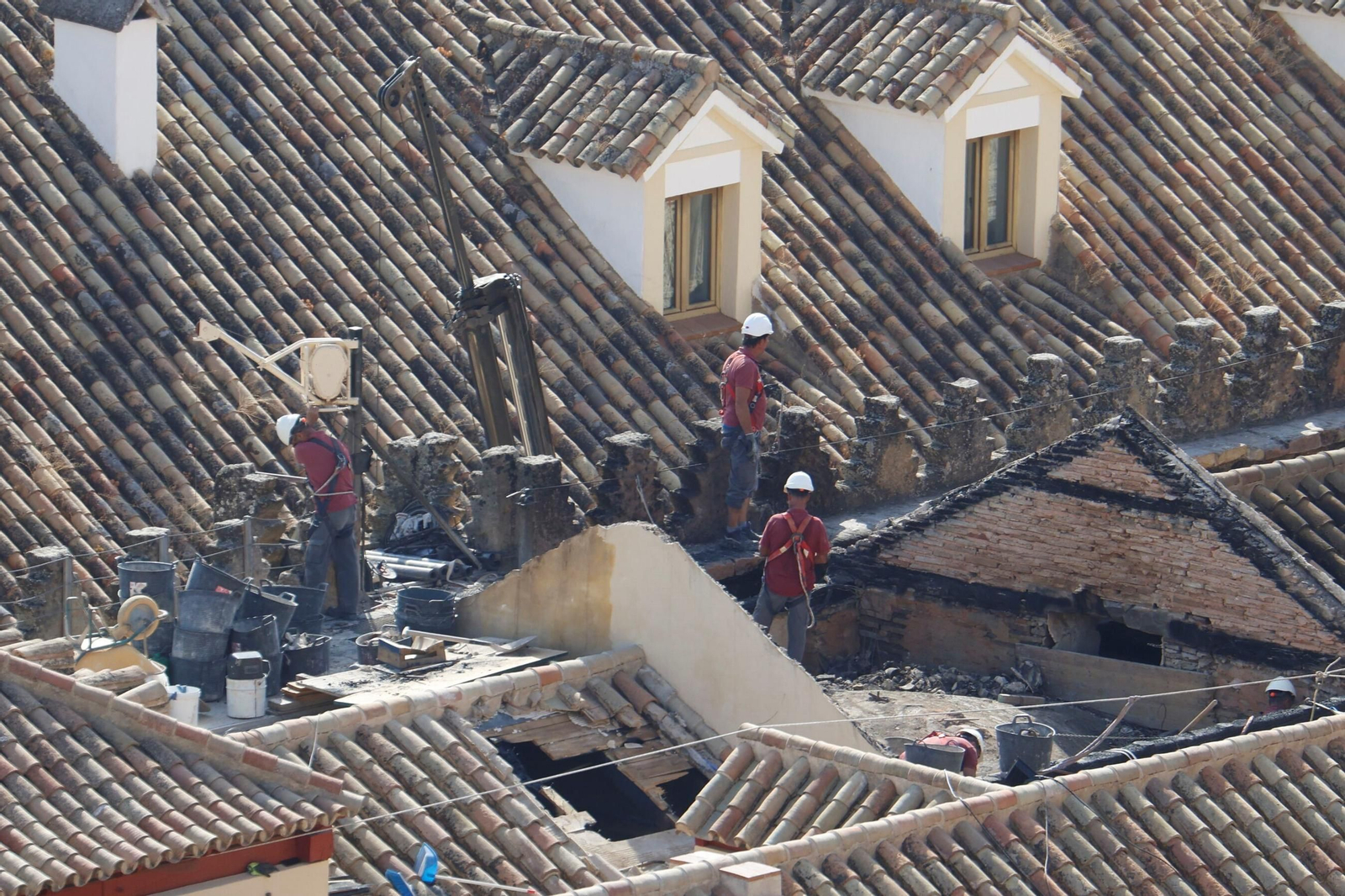 Operarios trabajando en las cubiertas de la Mezquita-Catedral de Córdoba.