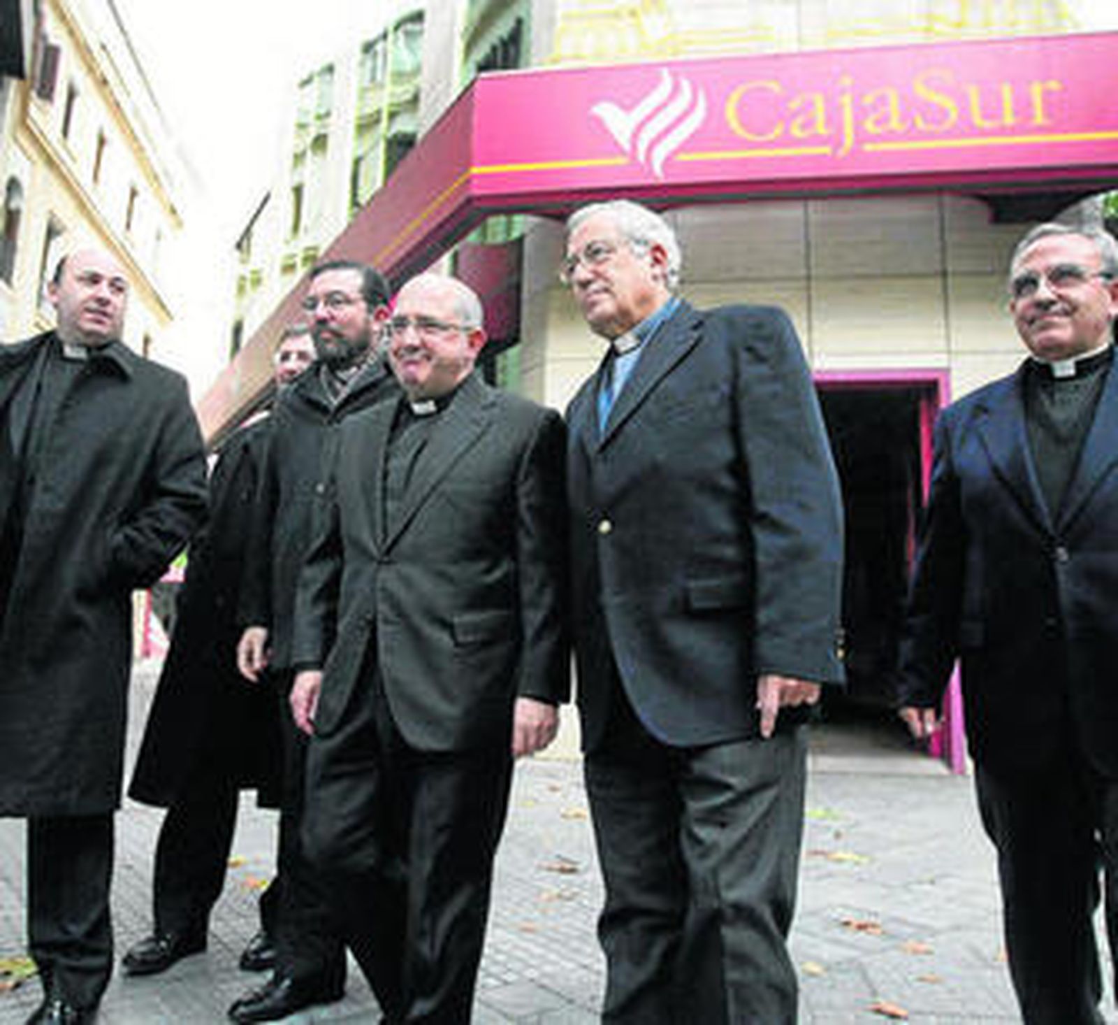 Grupo de canónigos del consejo de Cajasur antes de la asamblea de la entidad con la que se cerró 2009.