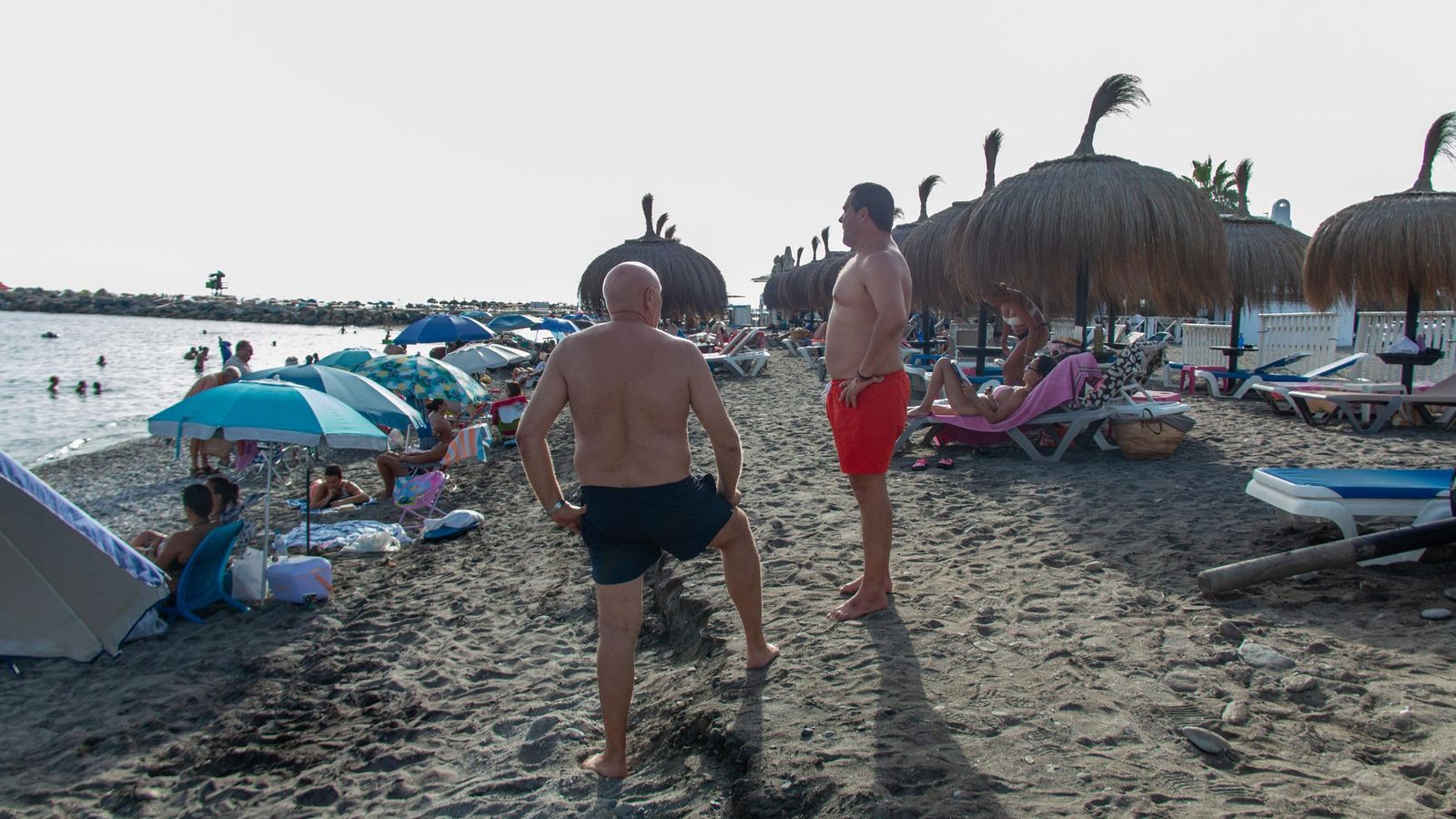 Dos personas en Playa Granada