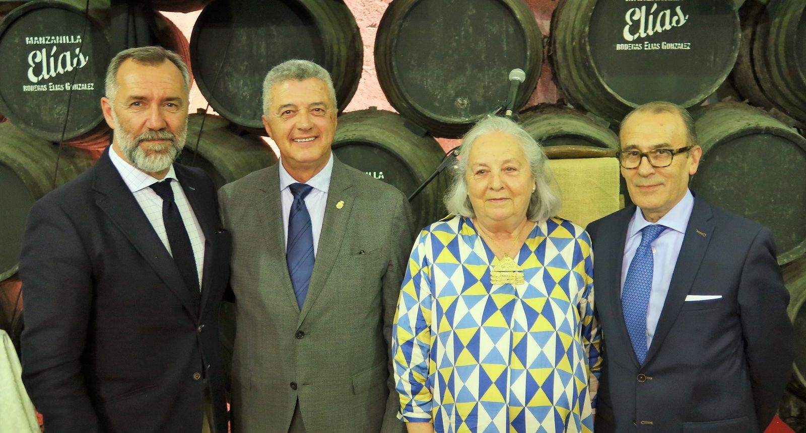 El escritor y enólogo José Carlos García Rodríguez, con organizadores del homenaje que coordinó el Círculo de Artesanos de Sanlúcar.