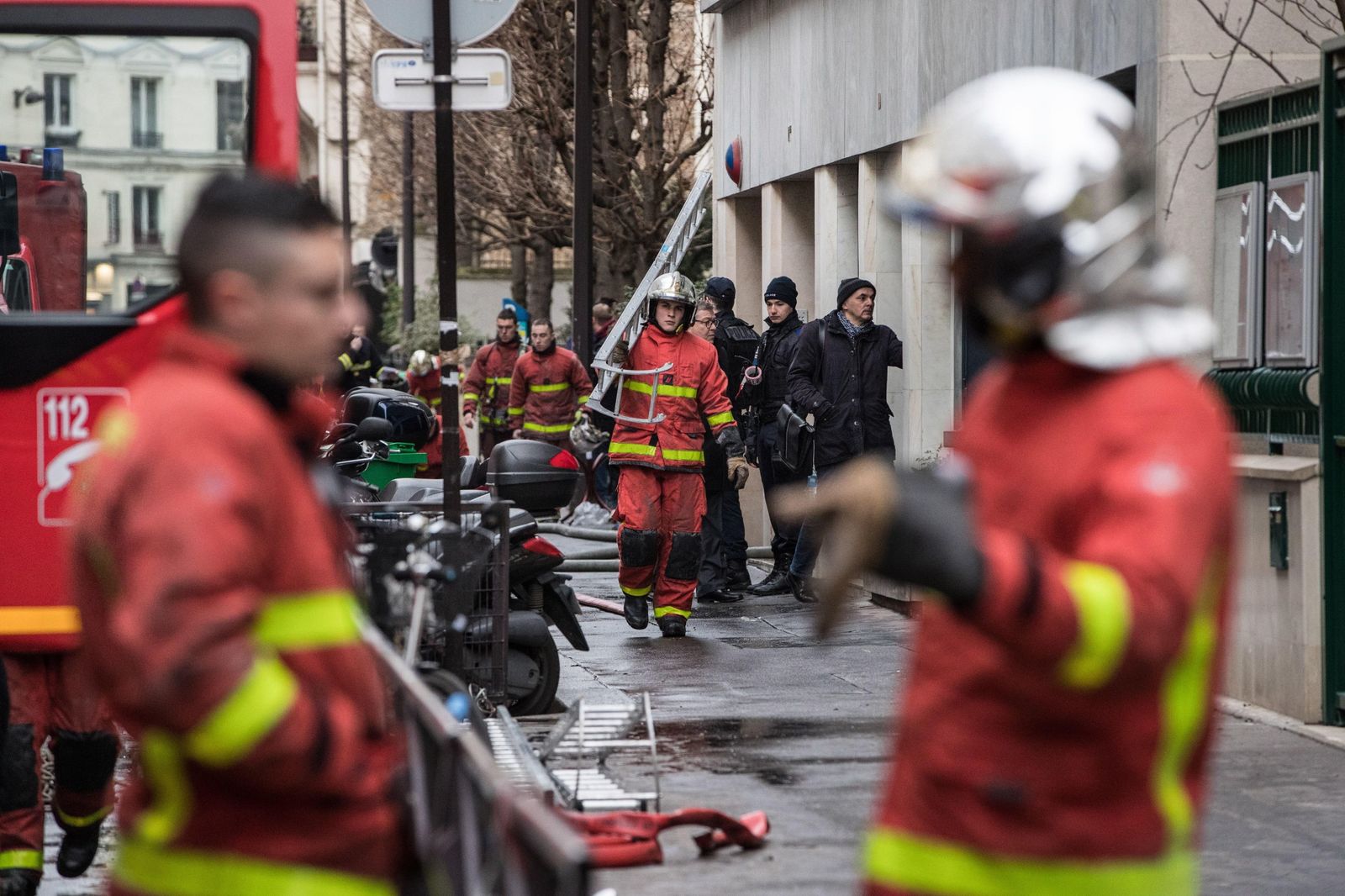 Los bomberos trabajan en la extinción de un edificio incendiado en París