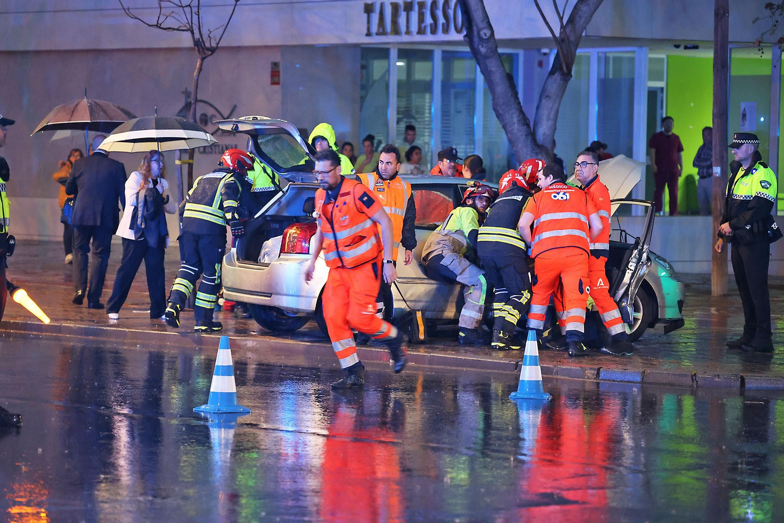 Las espectaculares imágenes del rescate de una persona en un accidente de tráfico en Huelva