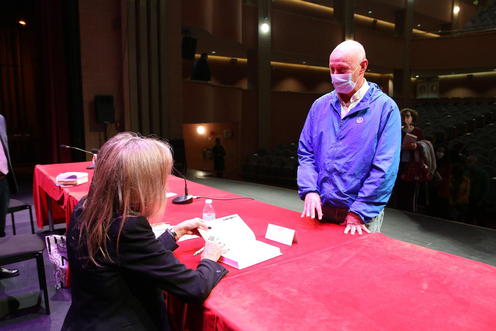 Fotogalería Diario de los Libros, con Marta Robles y su obra 'Pasiones carnales'