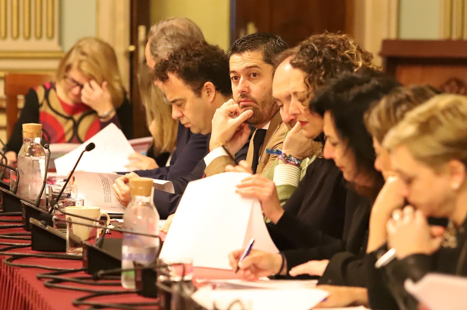 Imágenes del pleno del Ayuntamiento de Huelva