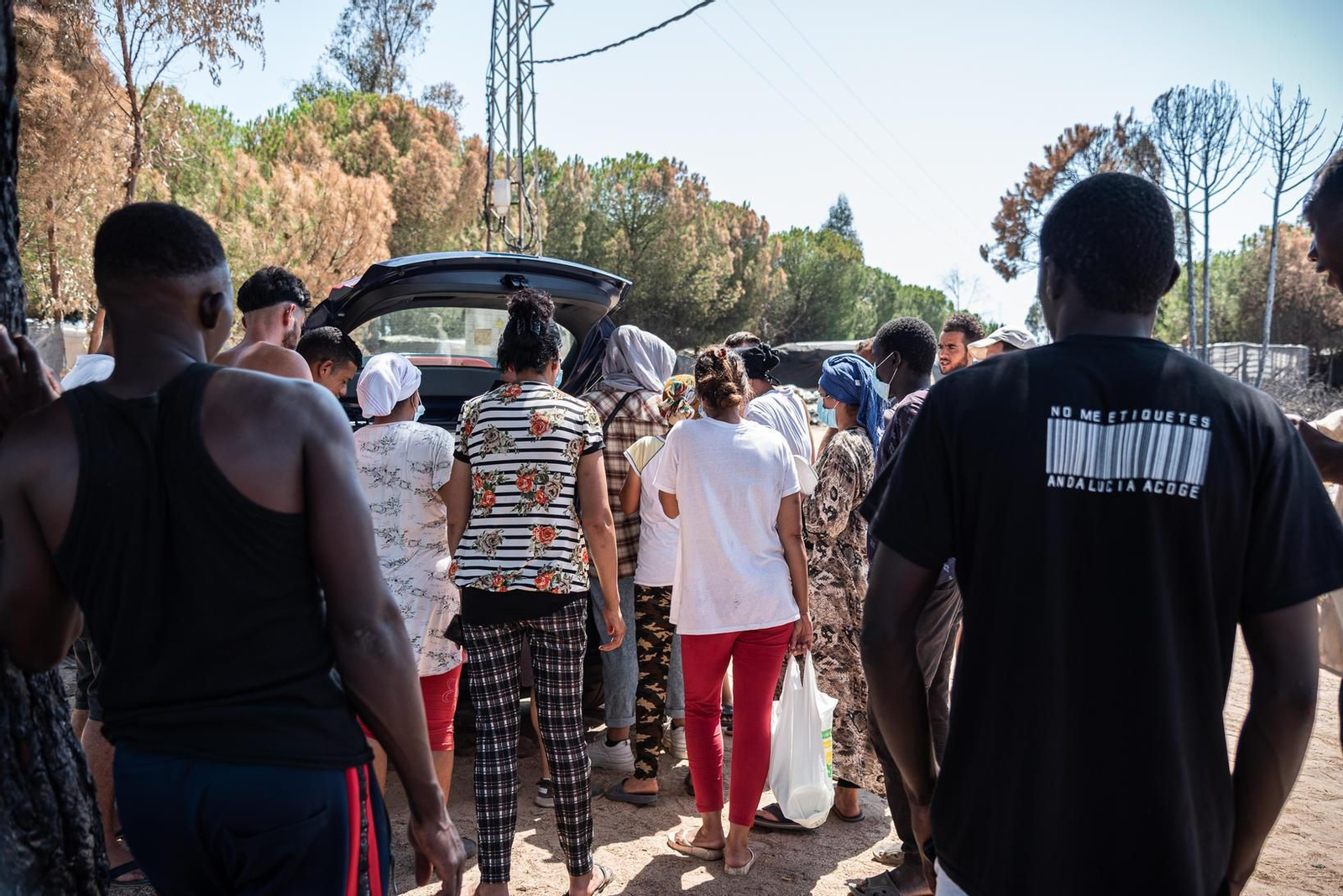 Colectivos solidarios entregan ropa, alimentos y materiales a los asentamientos.